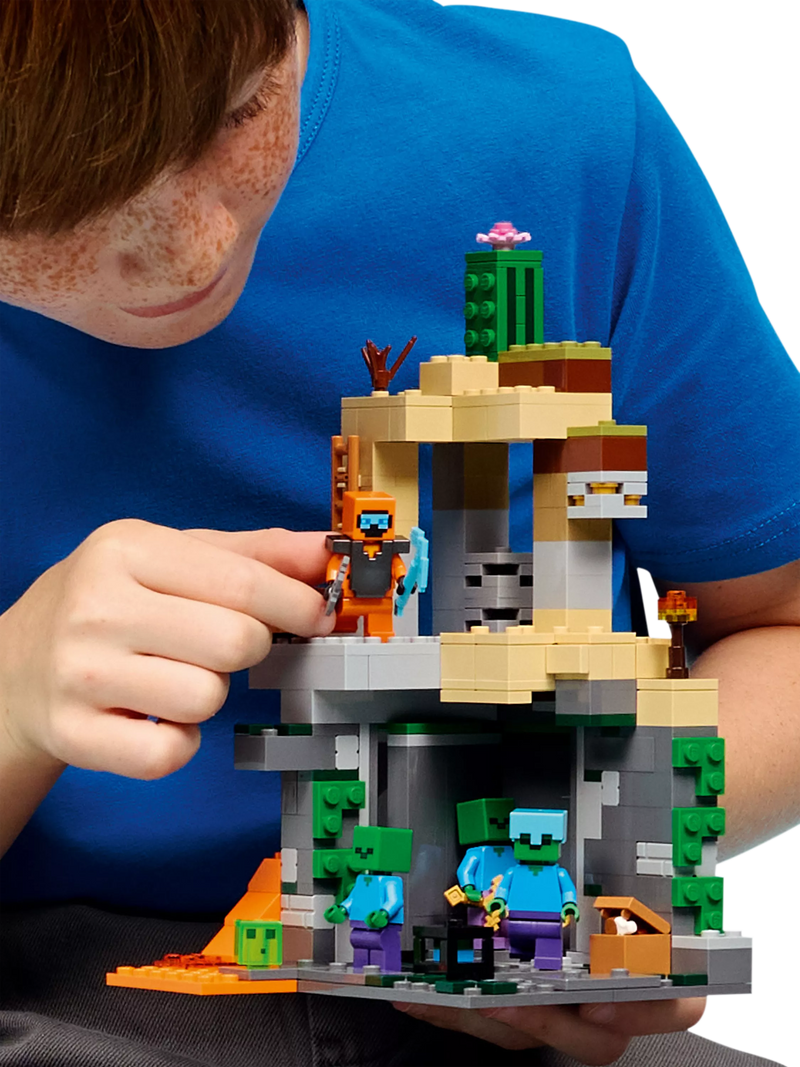 LEGO Minecraft Zombie Dungeon building set 284 pieces, UK version