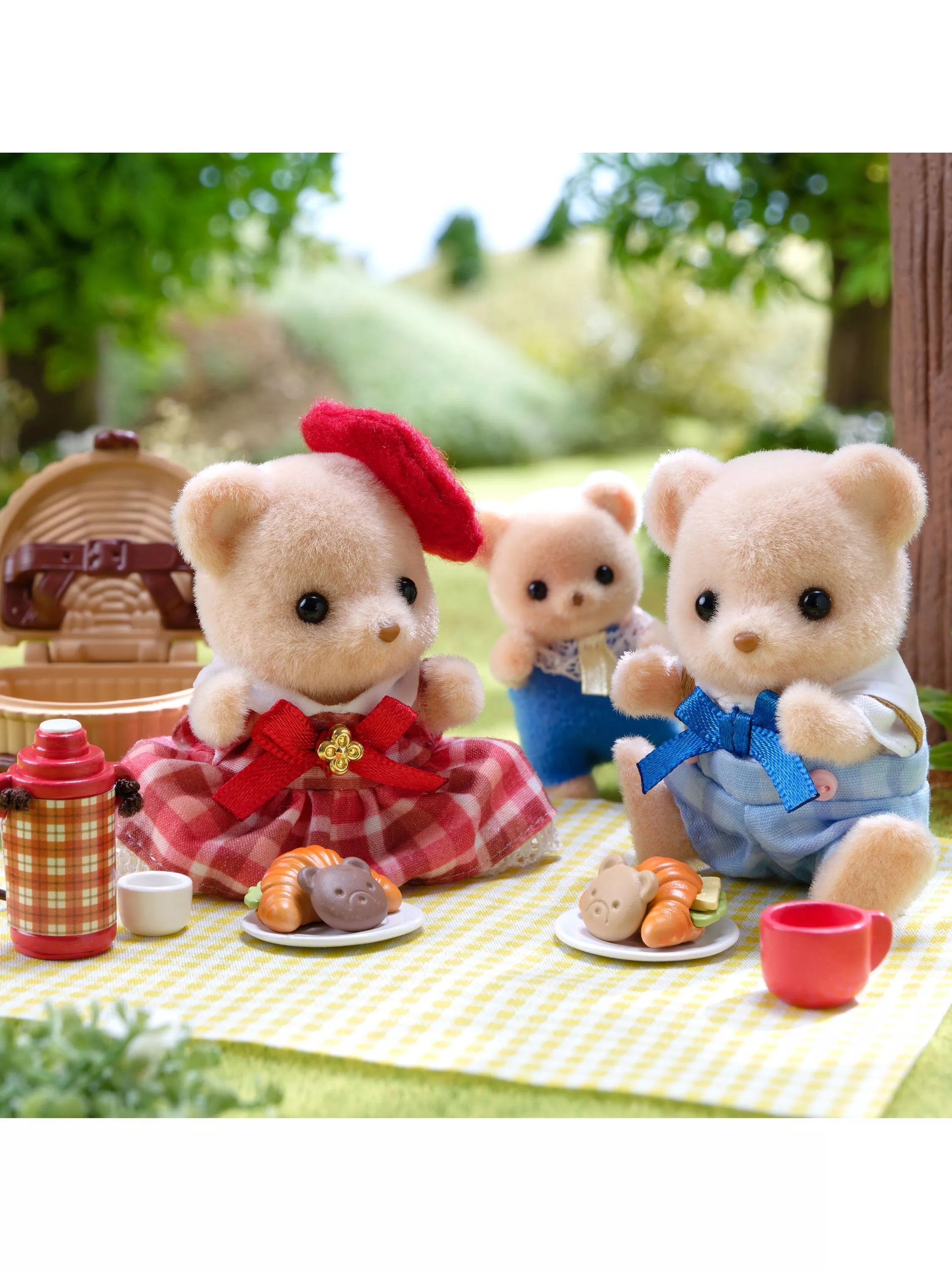 Sylvanian Families Biscuit Bear picnic set with accessories - British product