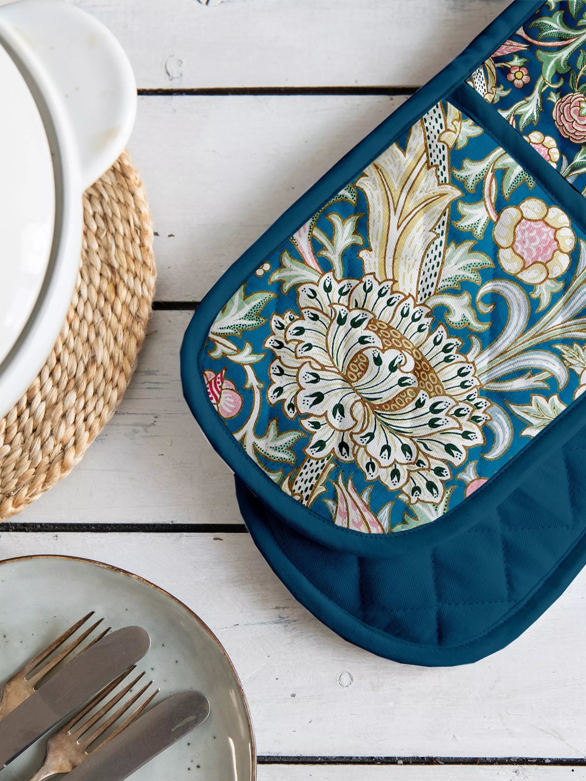 Museums & Galleries V&A Trent double oven glove in Blue/Multi, UK version