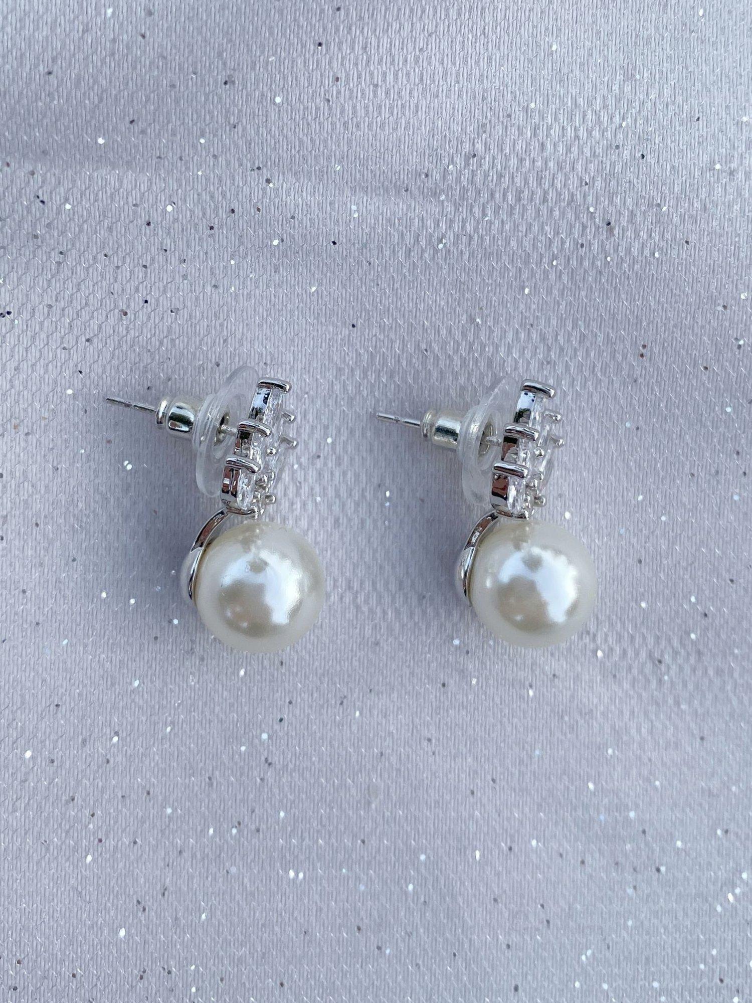QueenMee faux pearl drop earrings silver, UK version