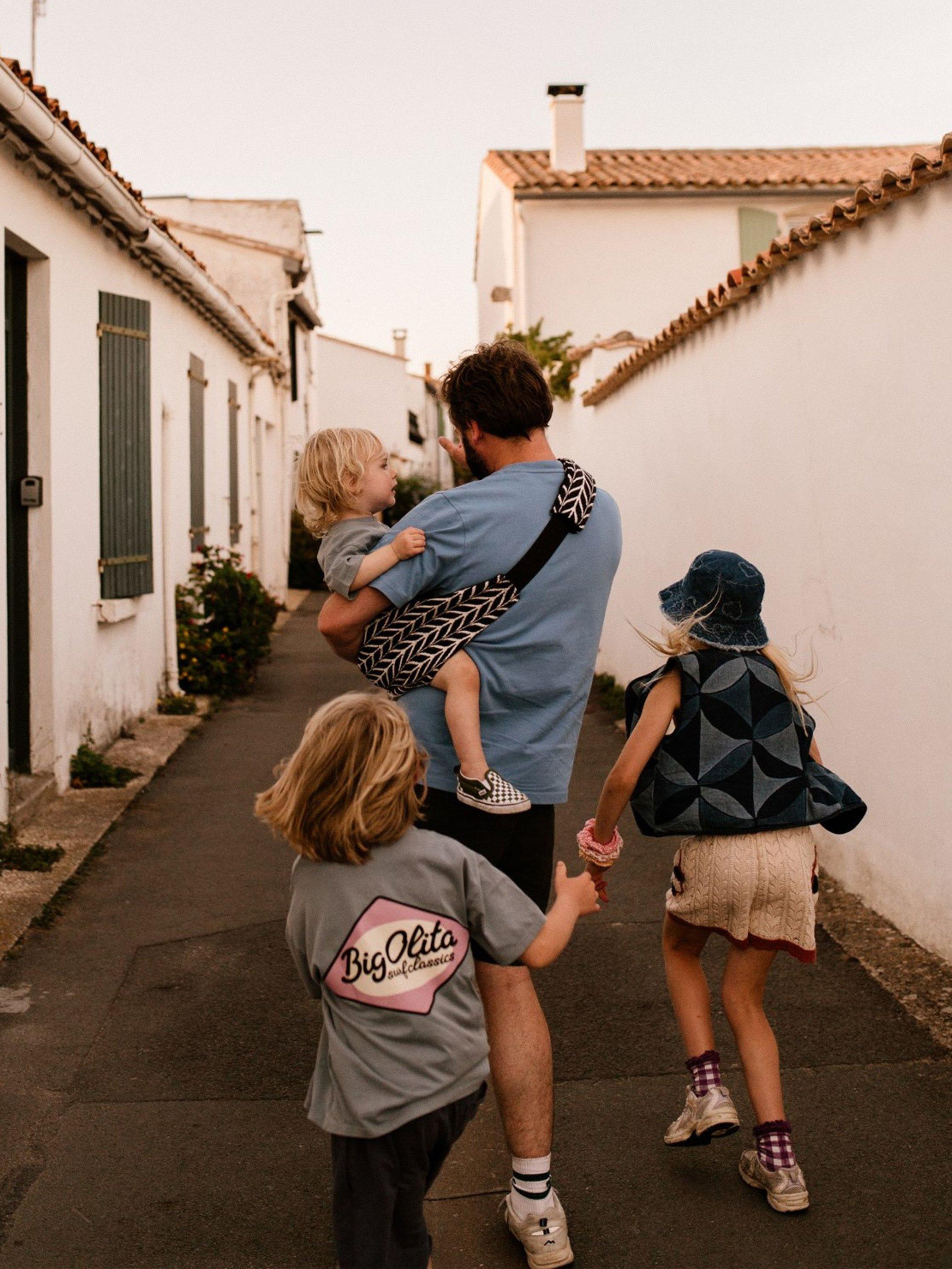 Wildride toddler hip carrier Feathers, imported from the UK