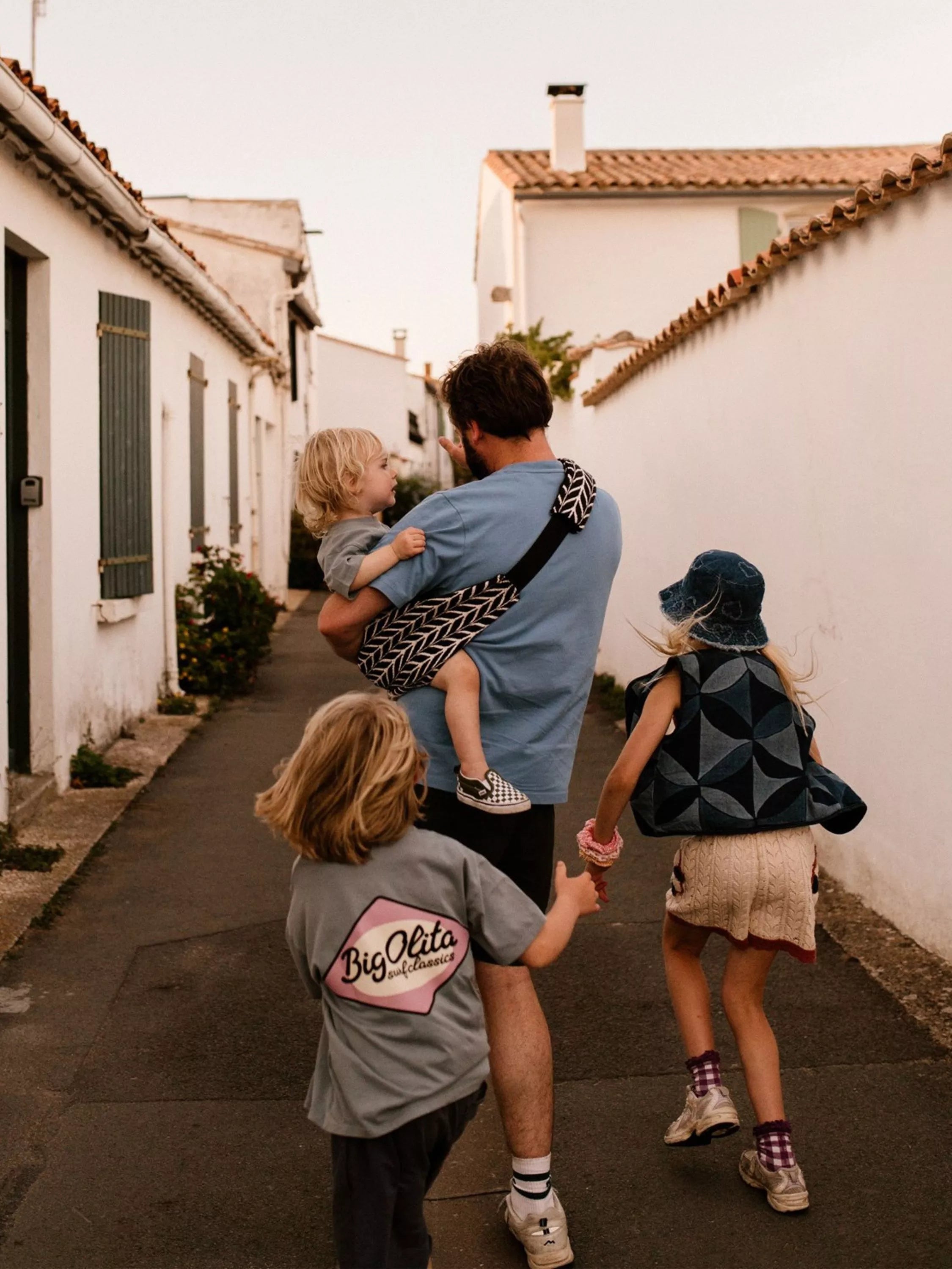 Wildride toddler hip carrier Feathers, imported from the UK