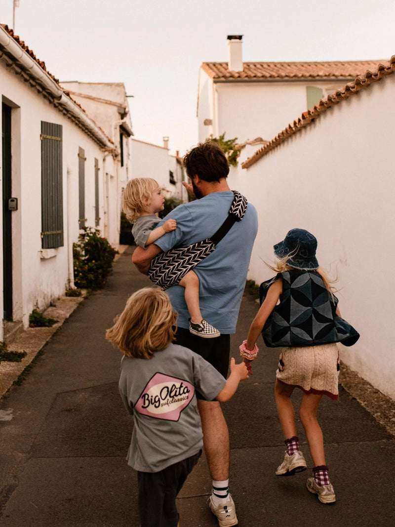 Wildride toddler hip carrier Feathers, imported from the UK