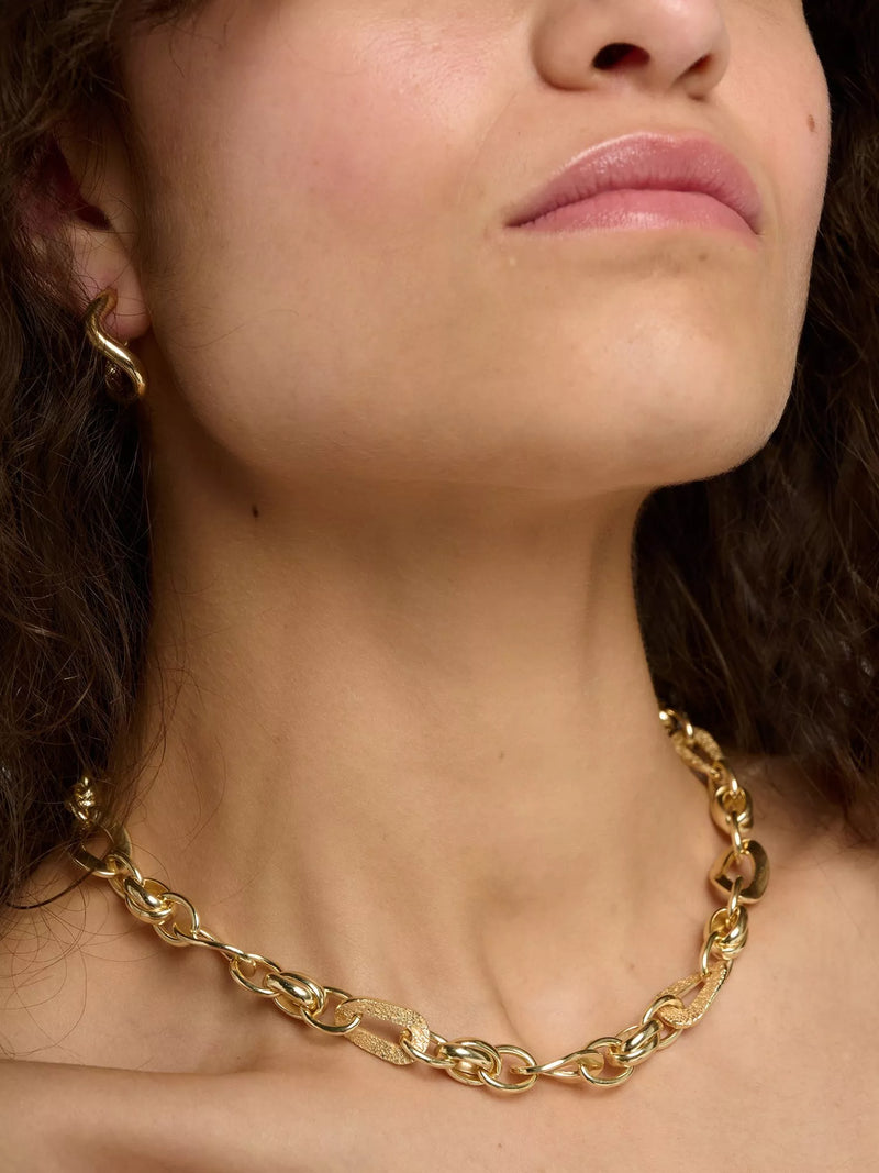 TUTTI gold flat waved chain necklace with adjustable length (British brand)