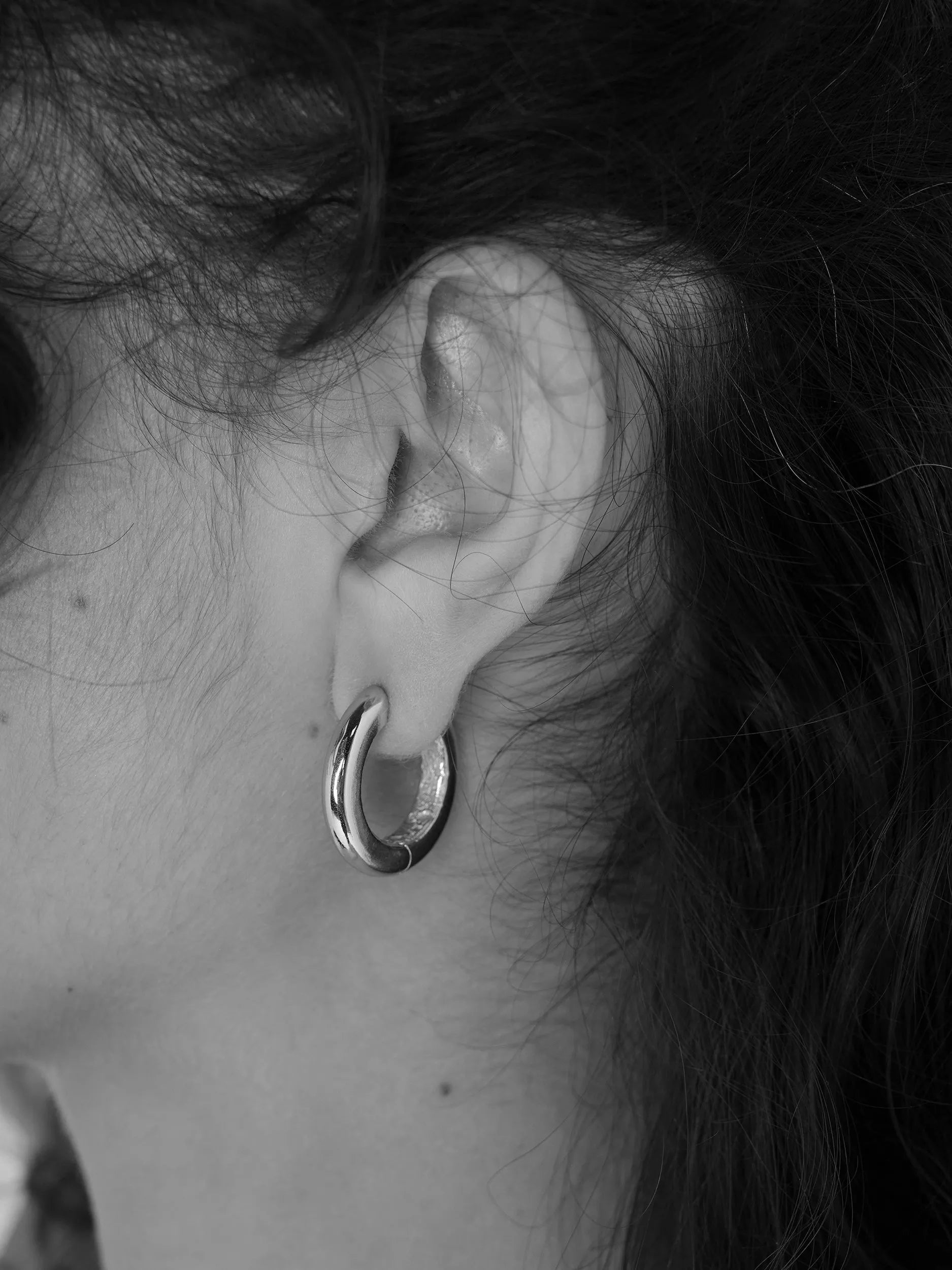TUTTI silver hoop earrings with textured inner - British product