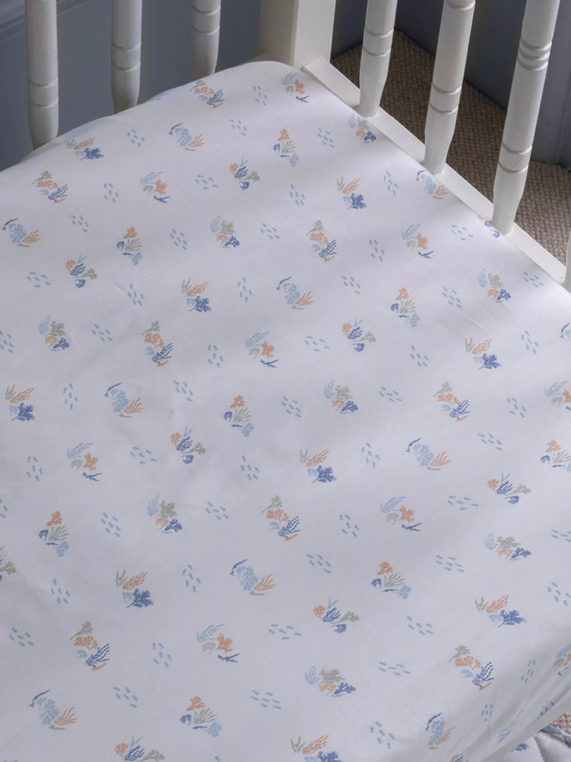 Avery Row cotbed fitted sheet Coastline, UK version