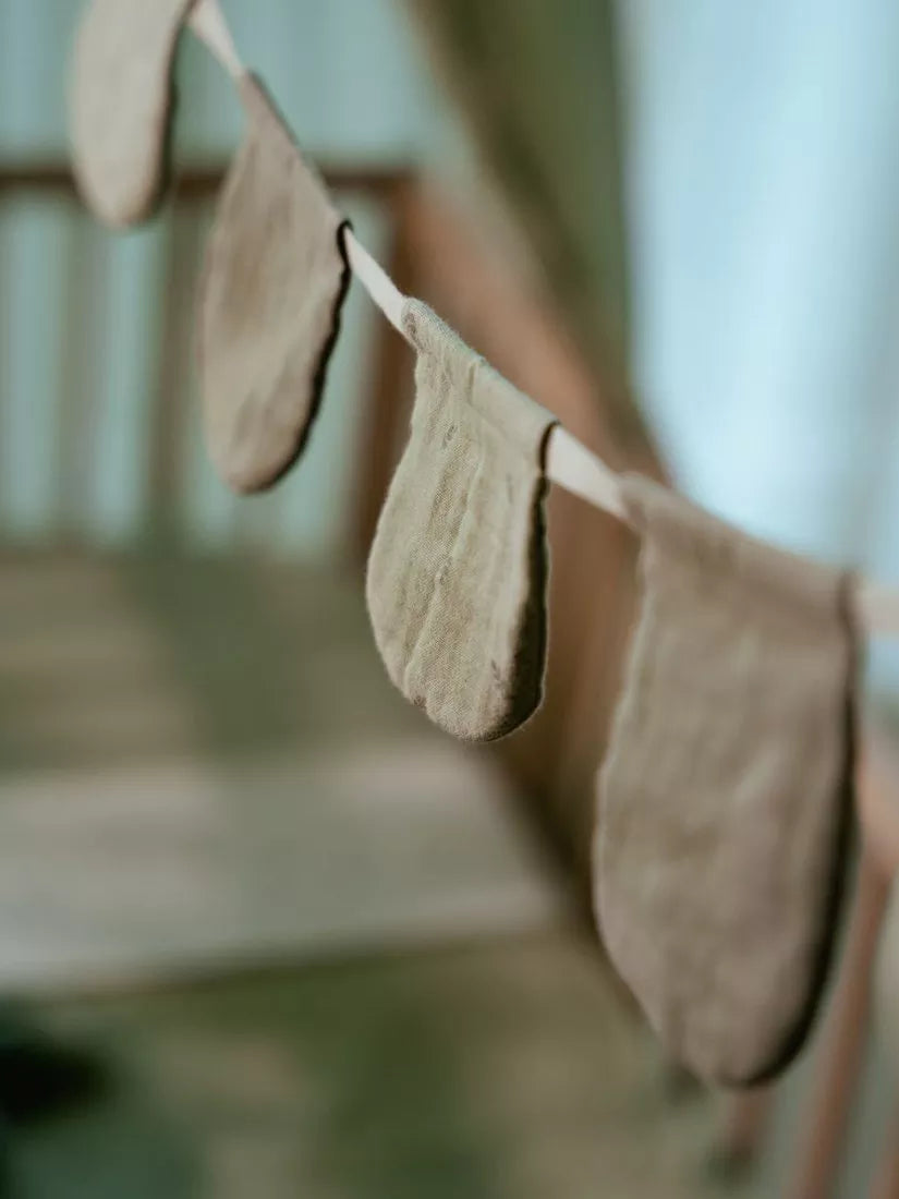 Little Dutch muslin garland sage, UK version