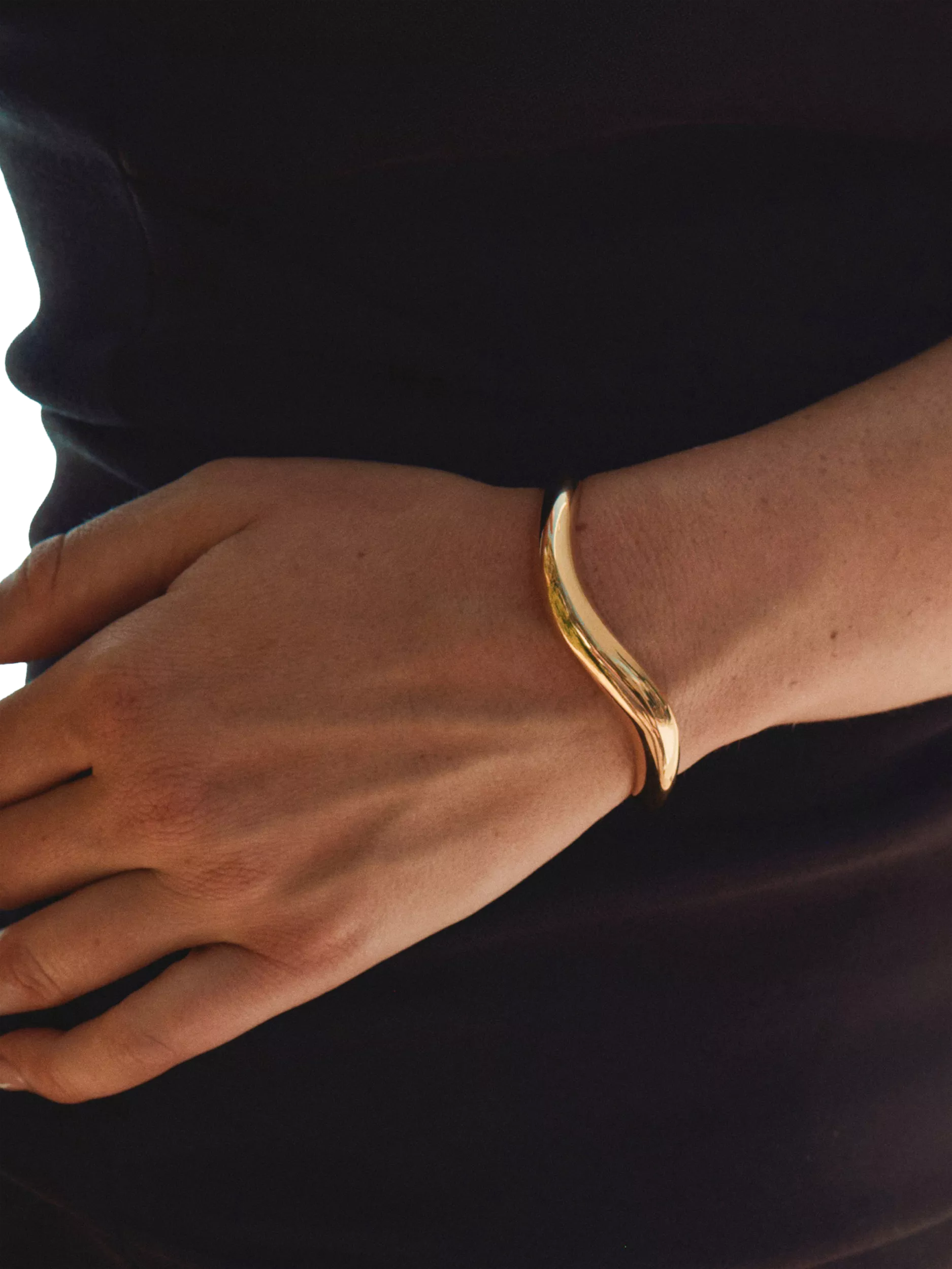 EDBLAD Azura sculpted open bangle gold plated (British brand)