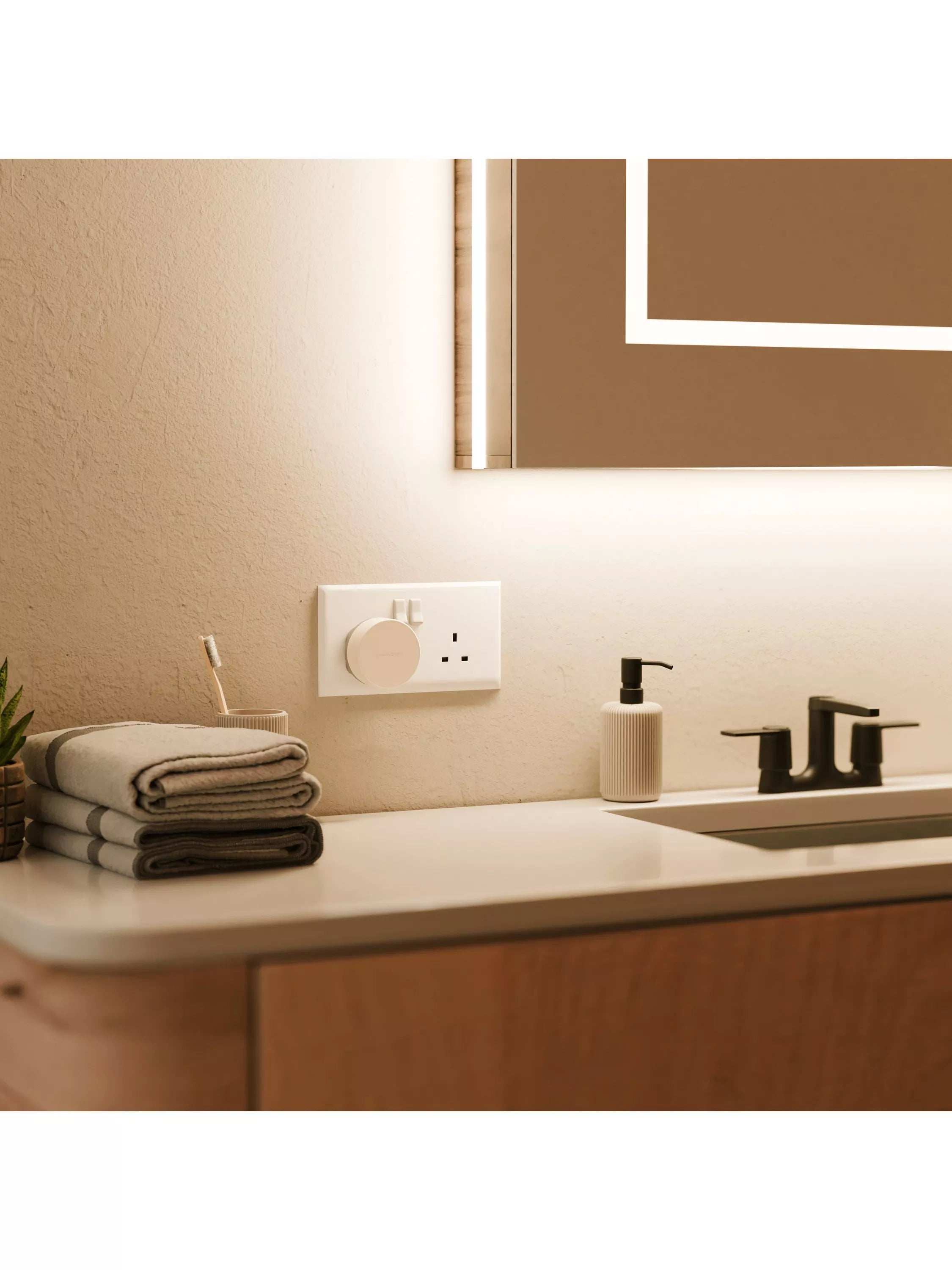 Twelve South PowerBug magnetic wireless charging pad Dune, UK version
