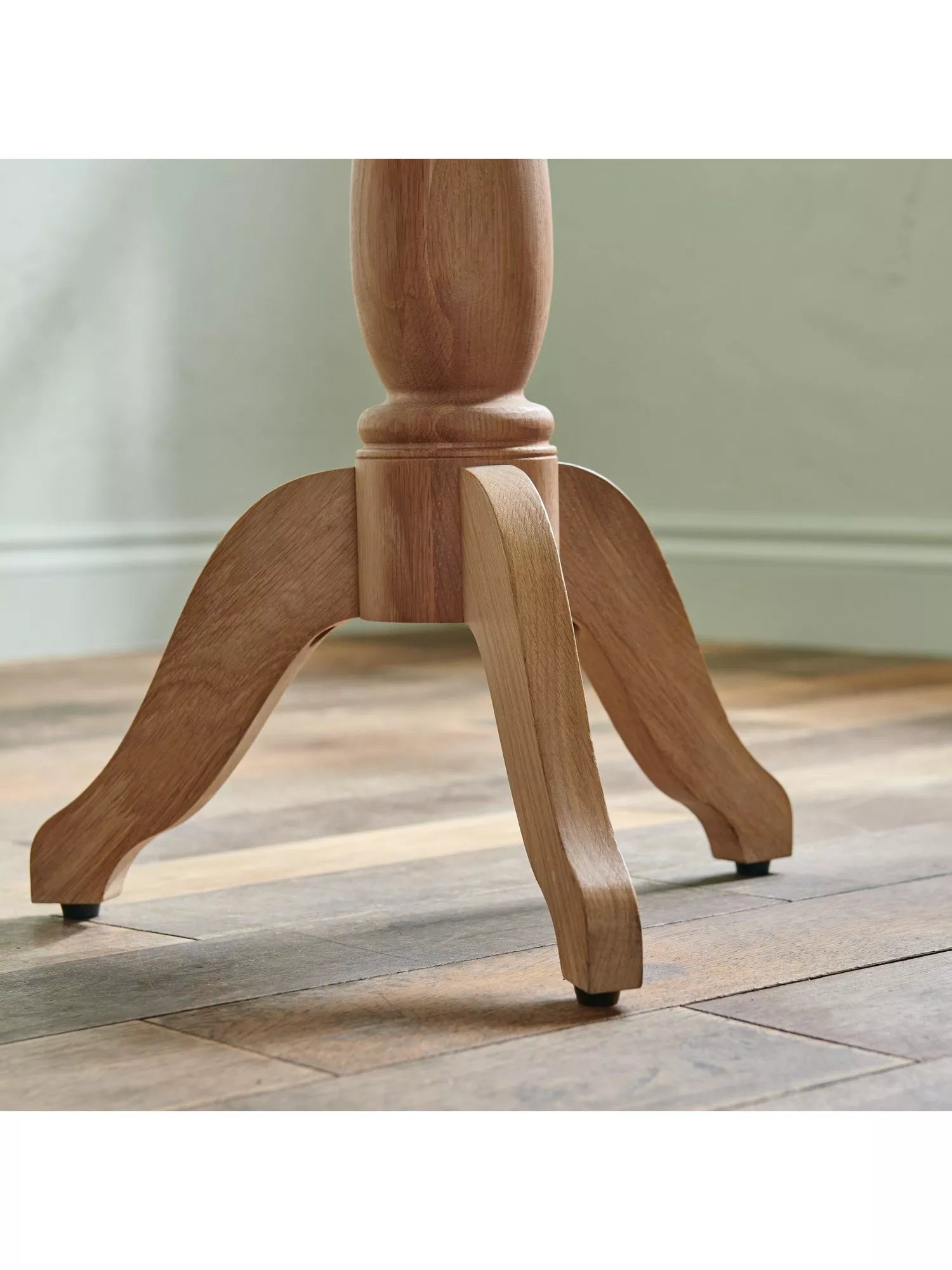 Neptune Henley round side table 60cm oak, UK version