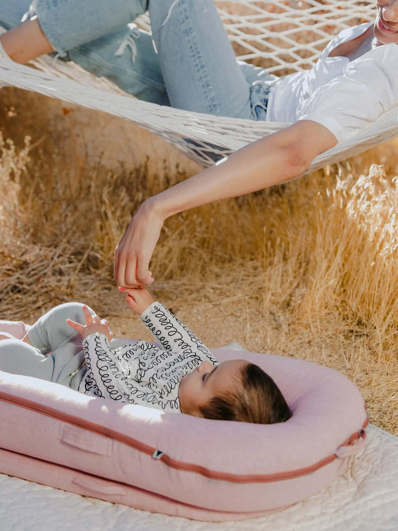 DockATot Deluxe+ baby pod Pink - British product