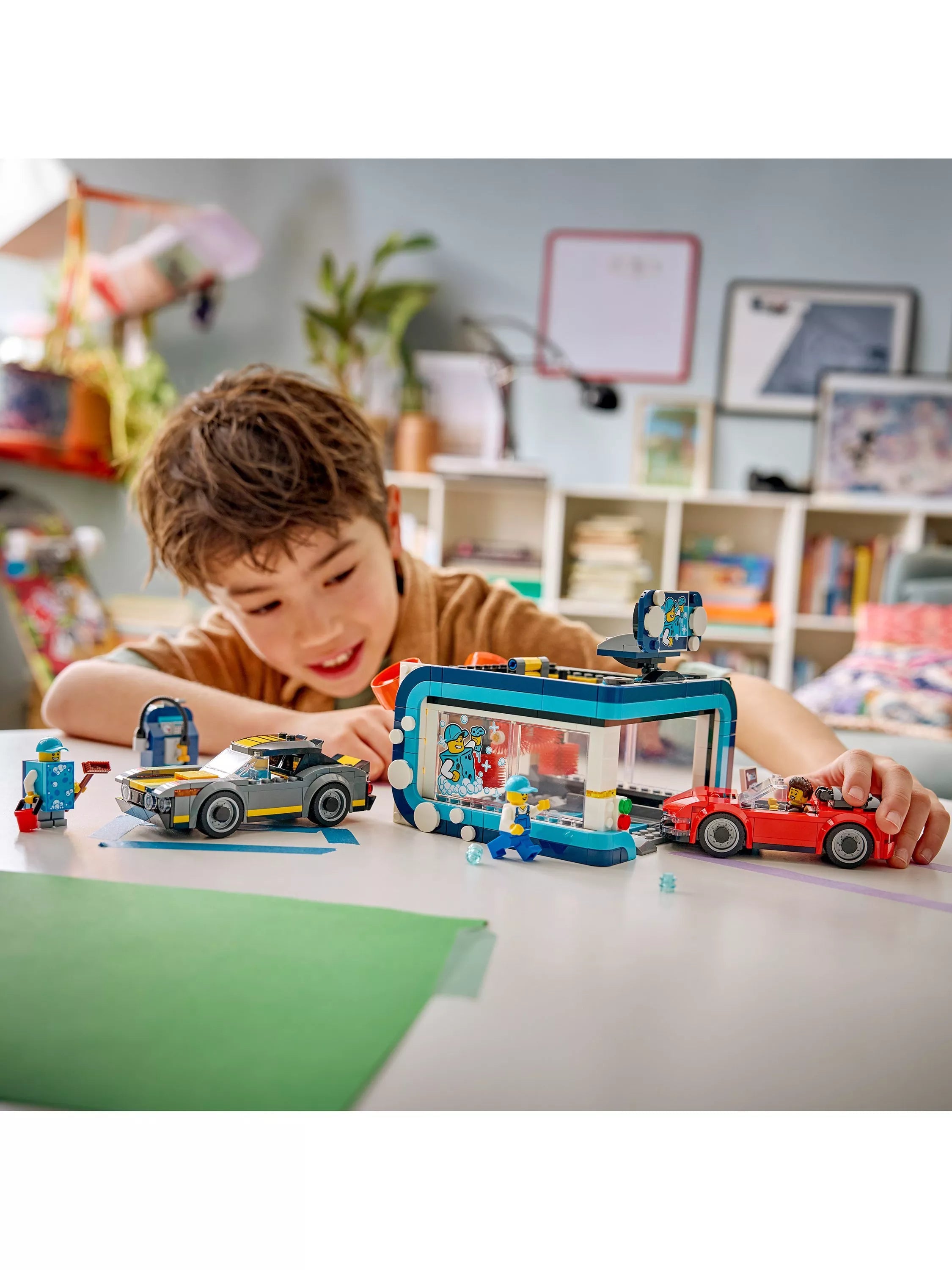 LEGO City Drive-Through Car Wash building kit 583 pieces (British brand)