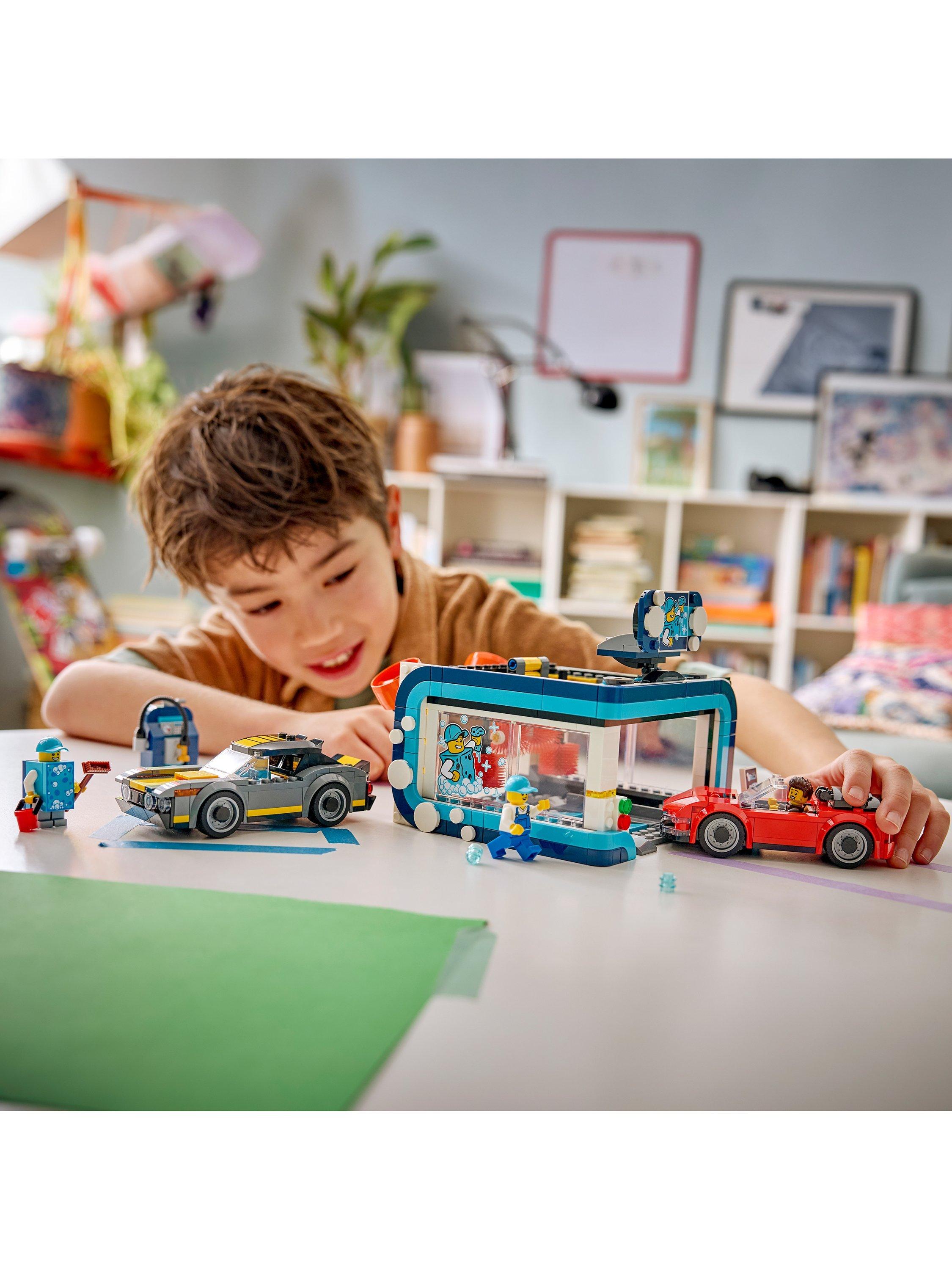 LEGO City Drive-Through Car Wash building kit 583 pieces (British brand)