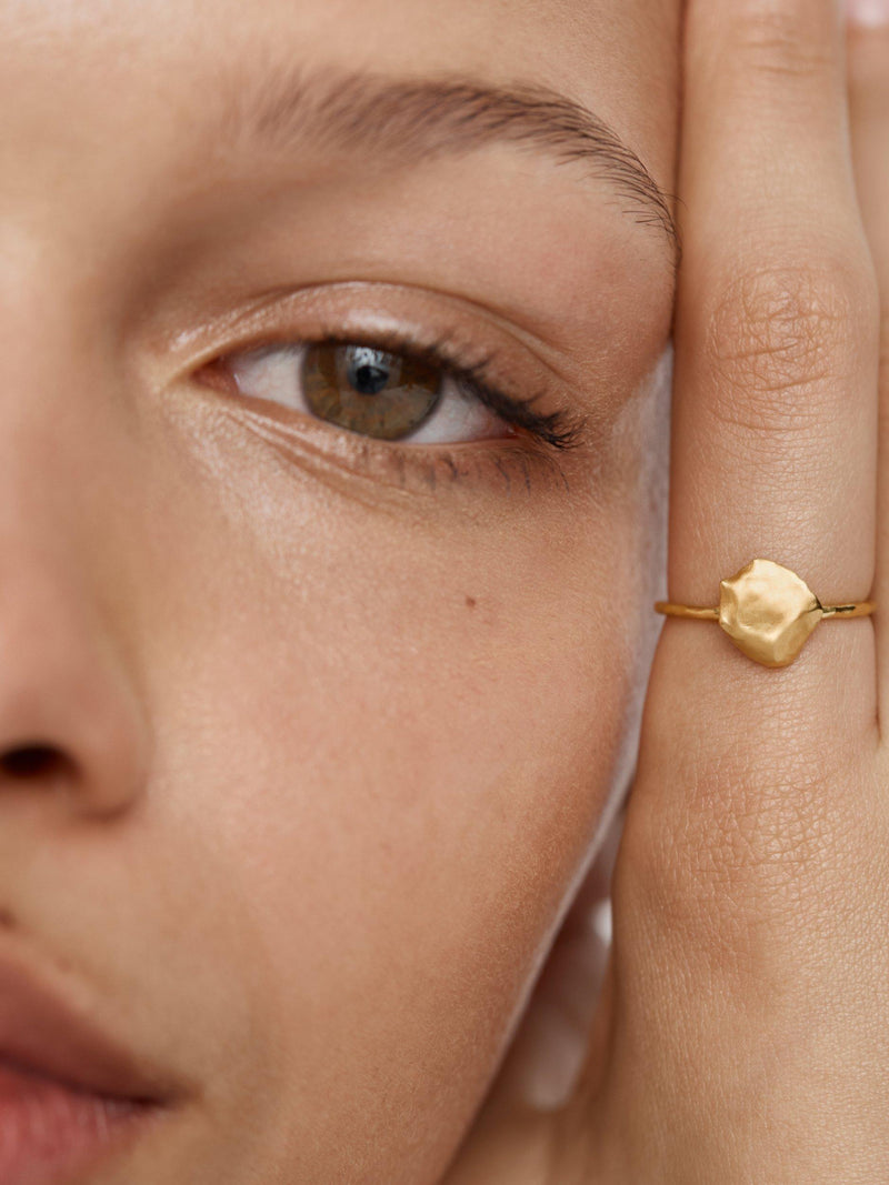 Monica Vinader Fragments gold stacking ring, UK version