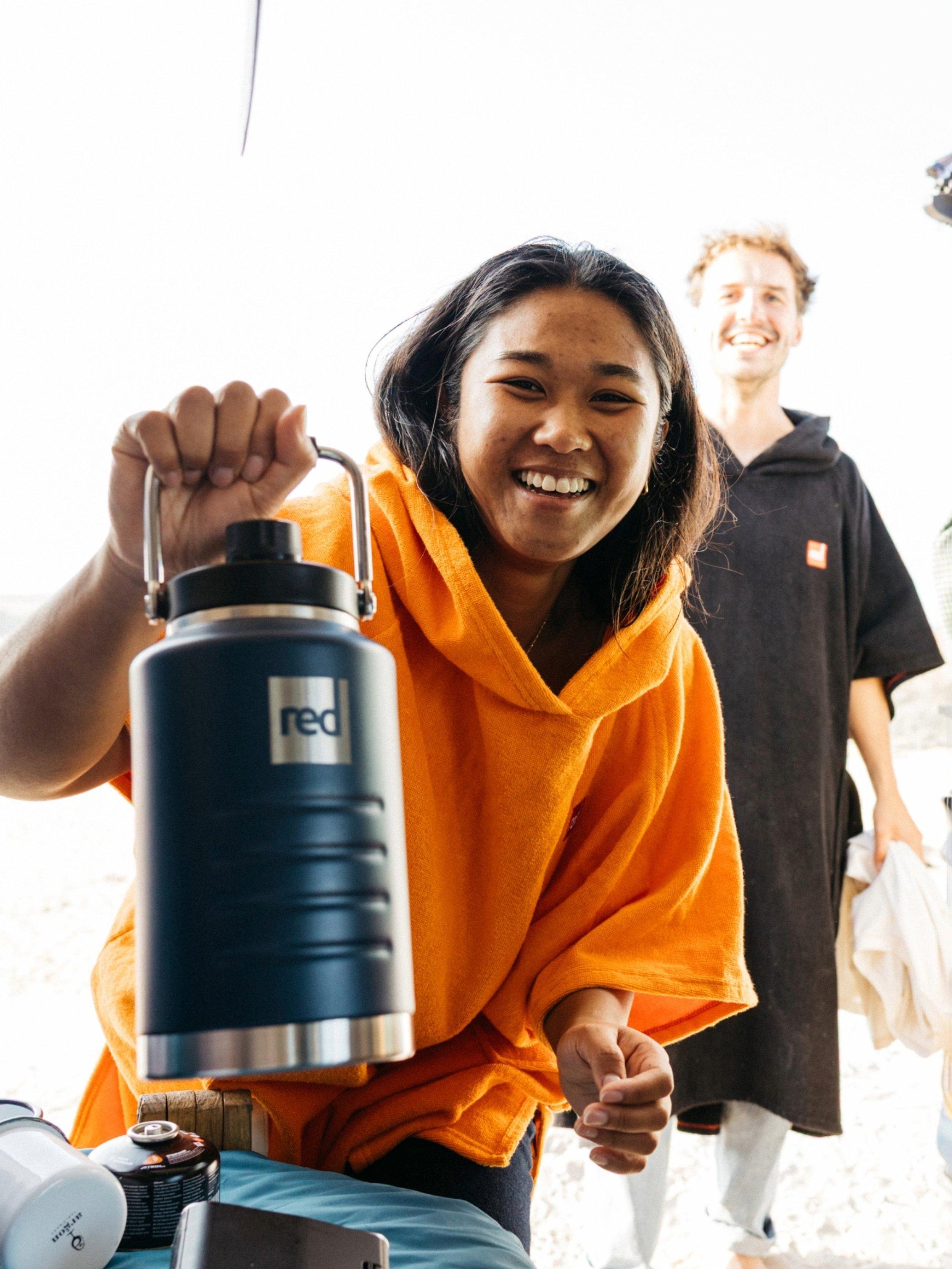 Red 2L insulated canteen bottle in blue, UK version