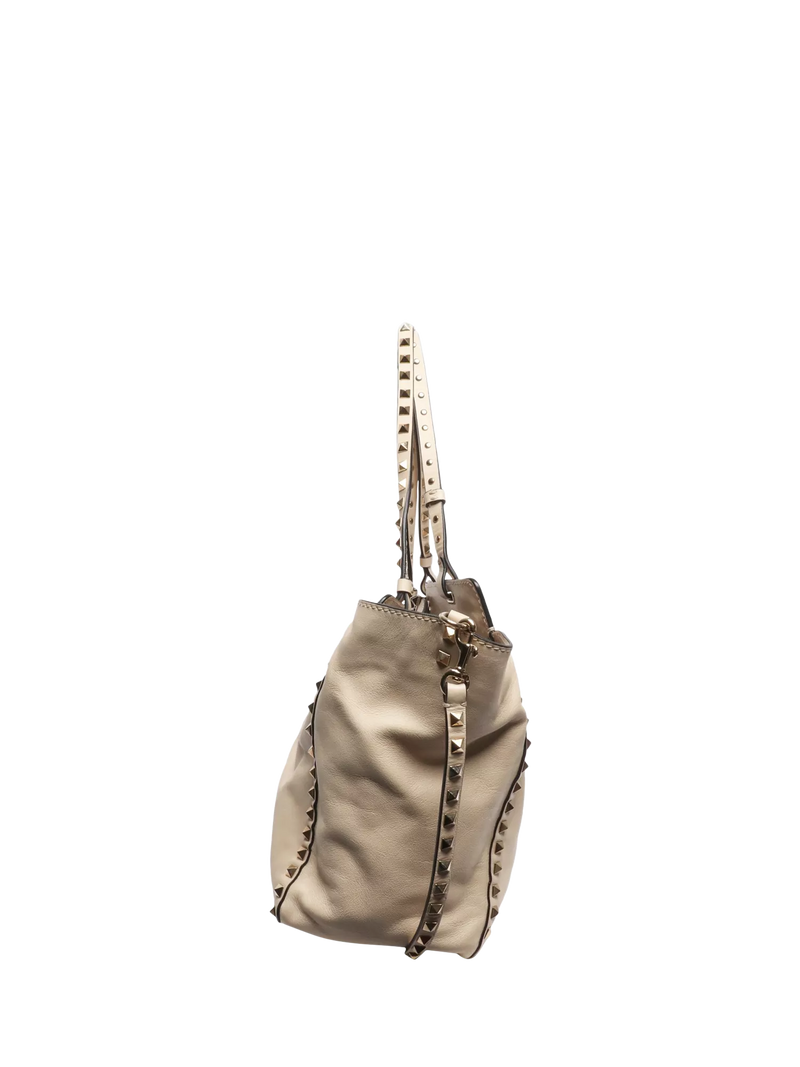 Pre-loved Valentino Rockstud shoulder bag cream leather, imported from the UK