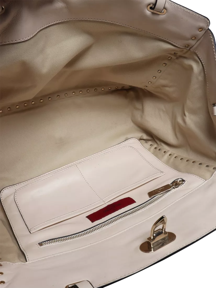 Pre-loved Valentino Rockstud shoulder bag cream leather, imported from the UK