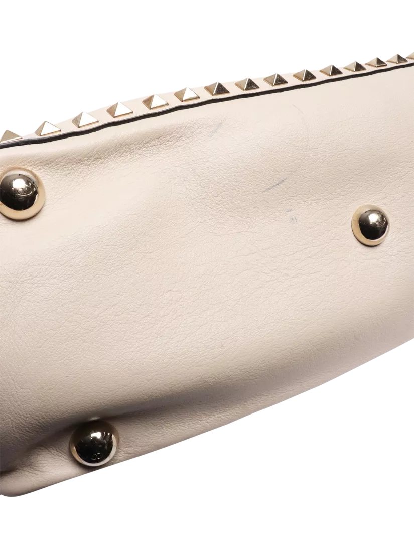 Pre-loved Valentino Rockstud shoulder bag cream leather, imported from the UK