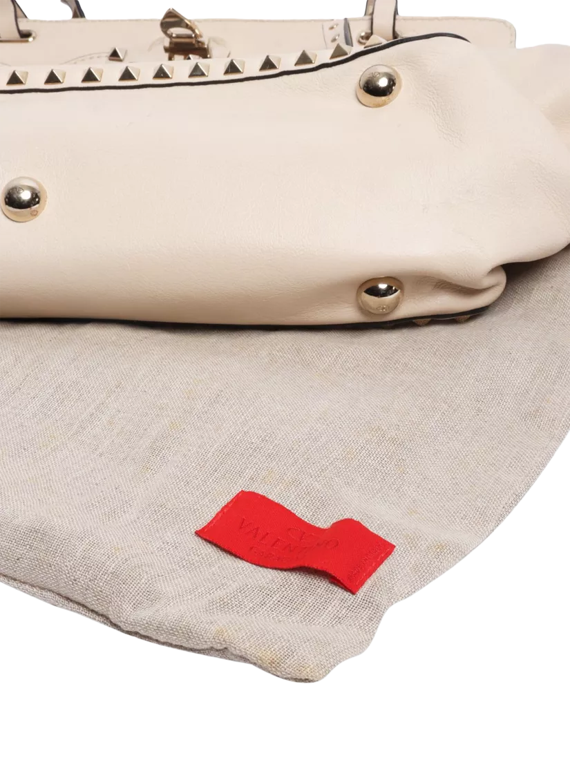 Pre-loved Valentino Rockstud shoulder bag cream leather, imported from the UK