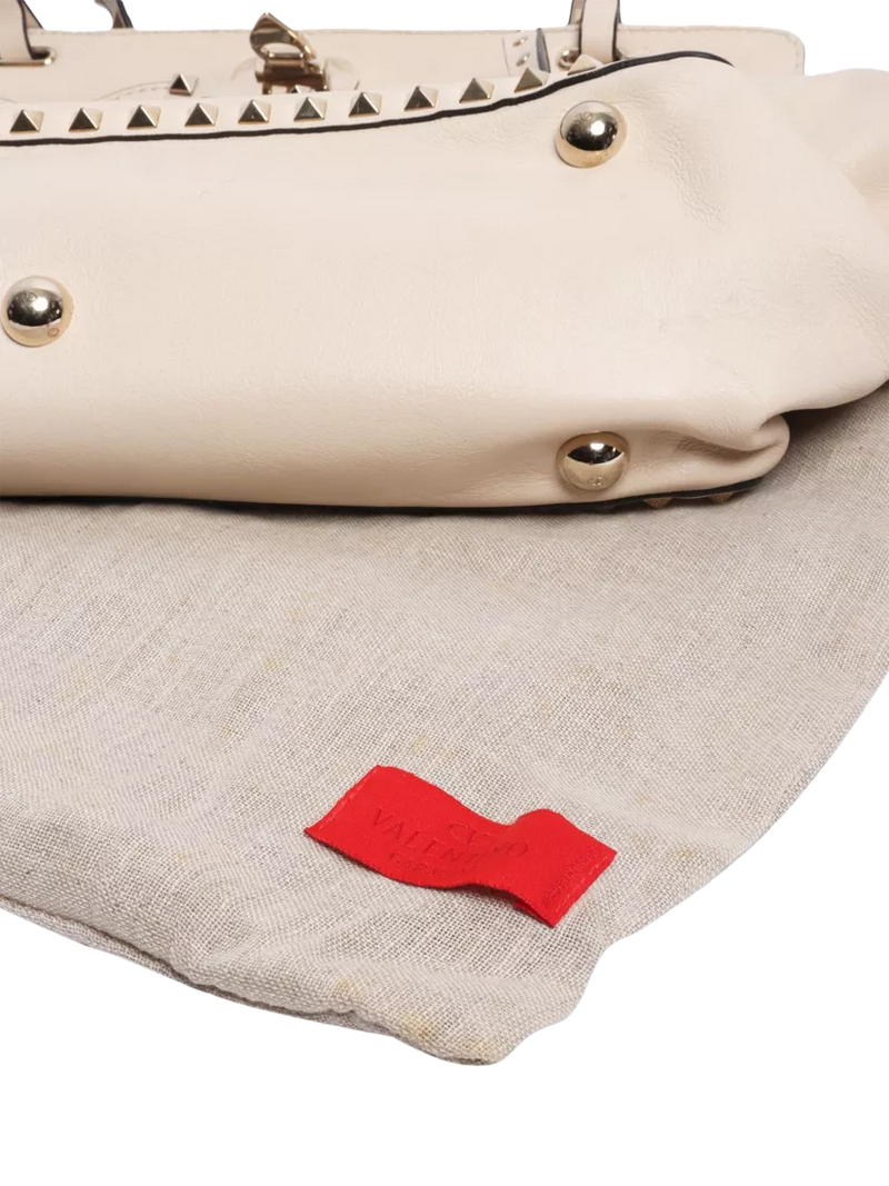 Pre-loved Valentino Rockstud shoulder bag cream leather, imported from the UK