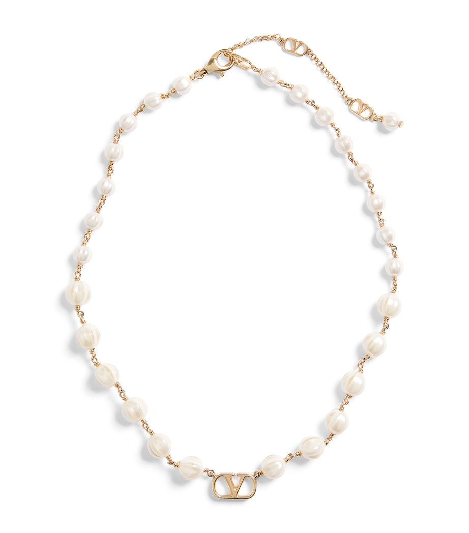 Collier Valentino Garavani VLogo en fausses perles 42cm (marque britannique)