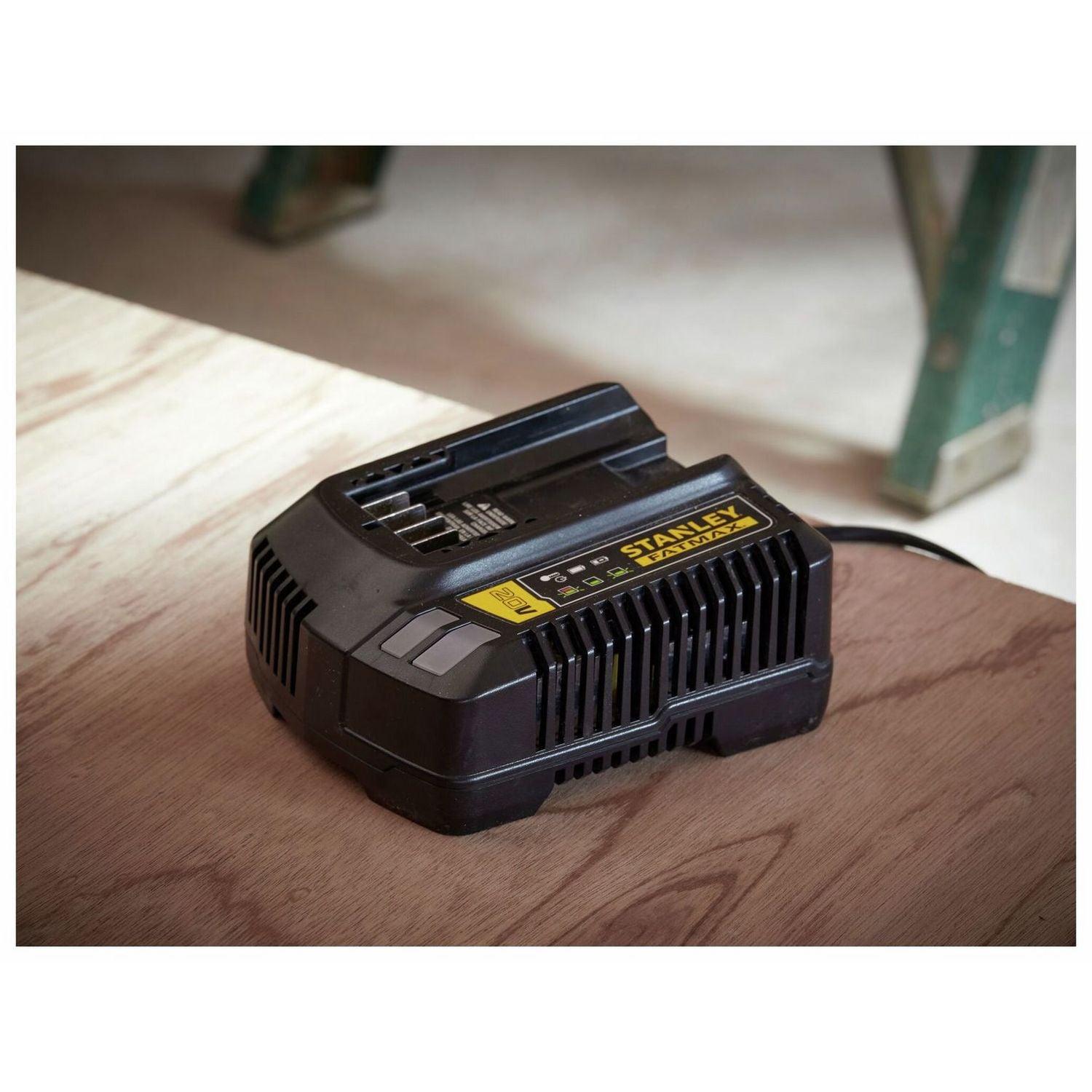 Stanley Fatmax V20 4Ah lithium-ion battery charger 18V (British brand)