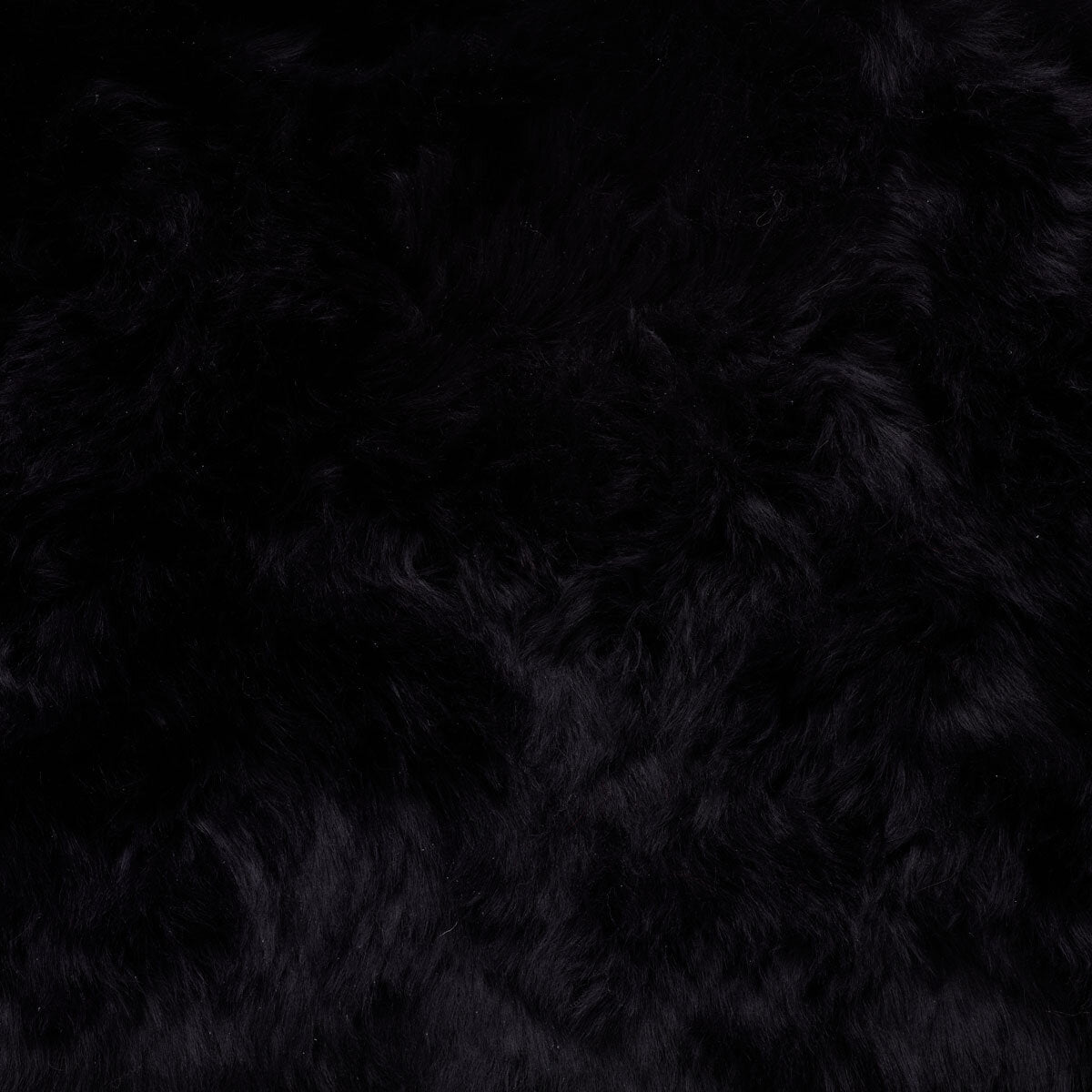 Coussin Bowron noir en peau de mouton 35x35cm, version UK