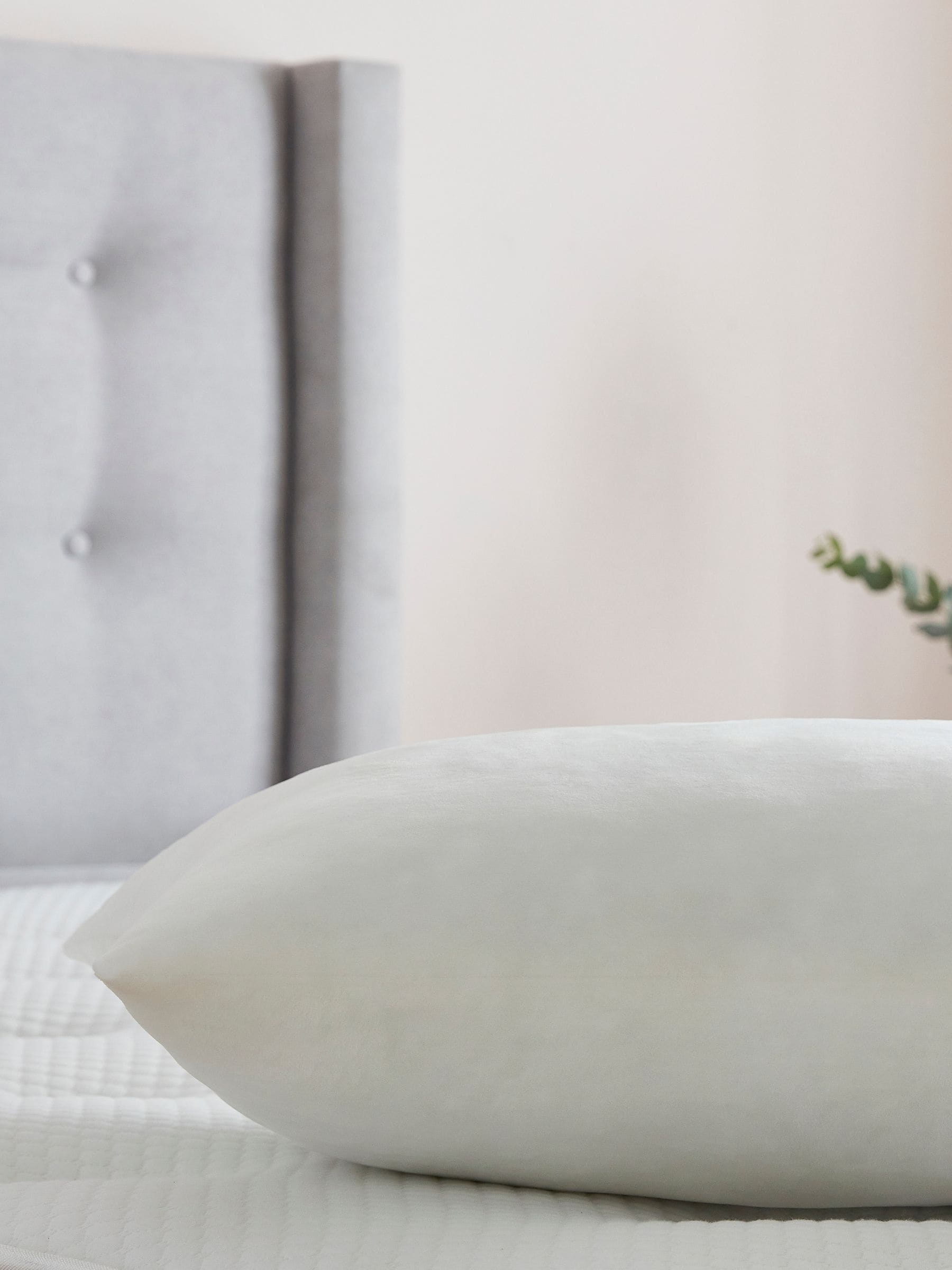 Silentnight Medium Squishy Velvet Touch Pillow (British brand)