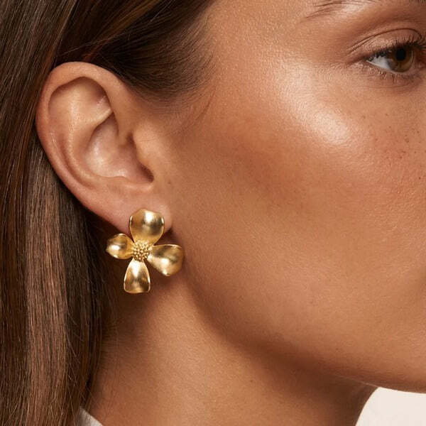 MUCHV 18k gold gardenia flower stud earrings large (British brand)