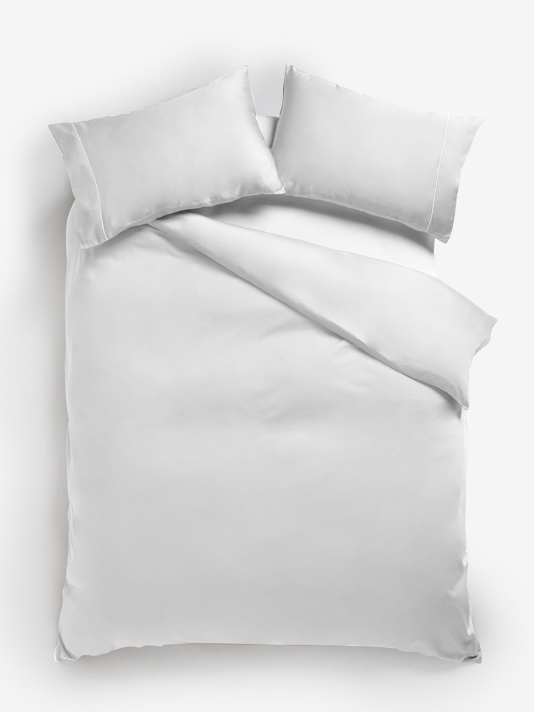 White duvet cover and pillowcase set in 300 thread count cotton sateen (British brand)
