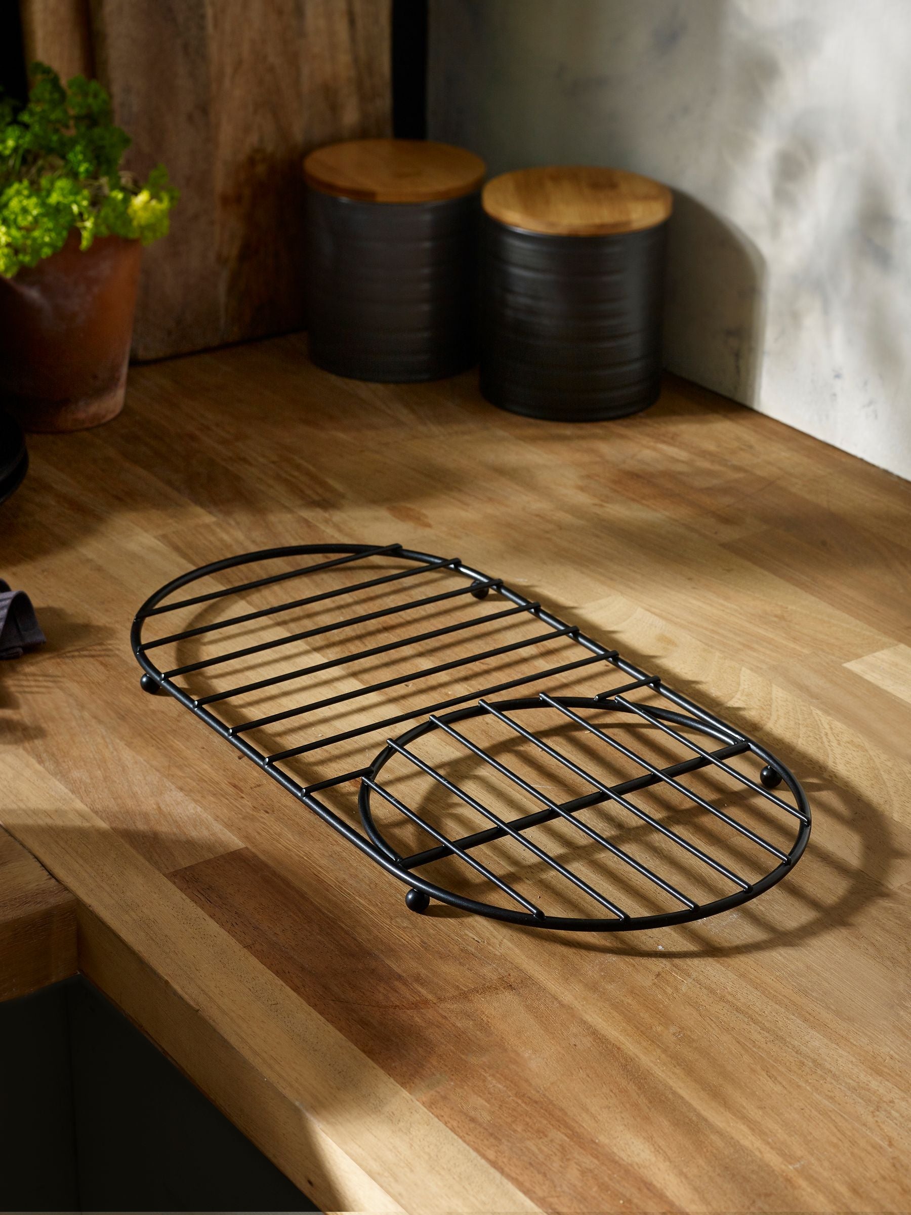 Black Large Bronx Wire Trivet