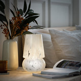 Lampe de table en verre blanc Habitat Rahnn Confetti, version britannique