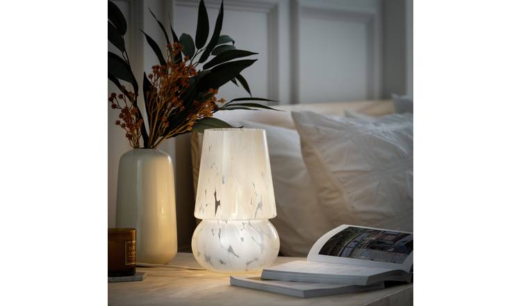 Lampe de table en verre blanc Habitat Rahnn Confetti, version britannique