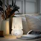 Lampe de table en verre blanc Habitat Rahnn Confetti, version britannique