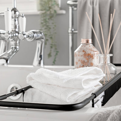 Serviettes de toilette unies super blanches Home Essentials en coton 2 paquets (30 cm x 30 cm) - Achetez en ligne chez McGrocer