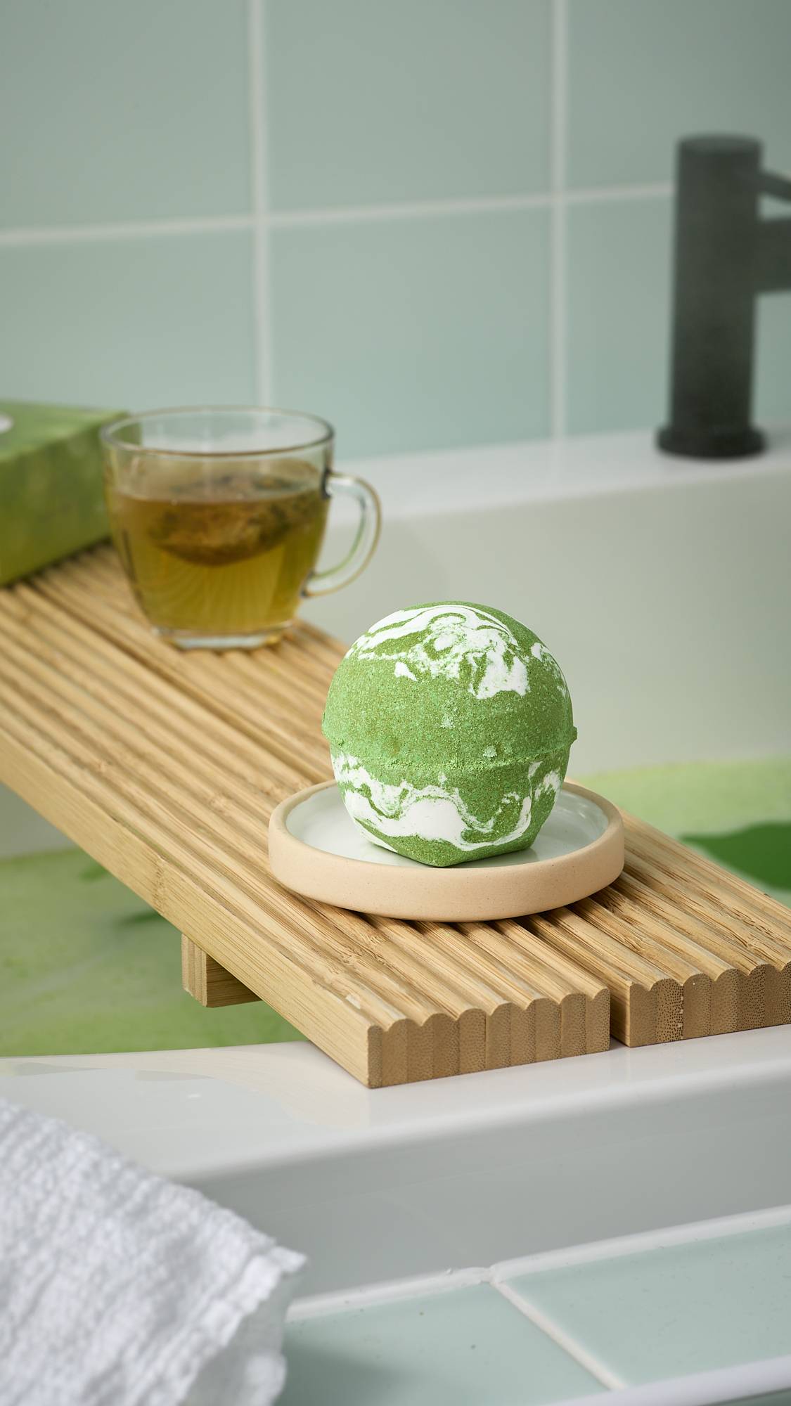 Lush Cold Bath Bomb with eucalyptus and peppermint - British product