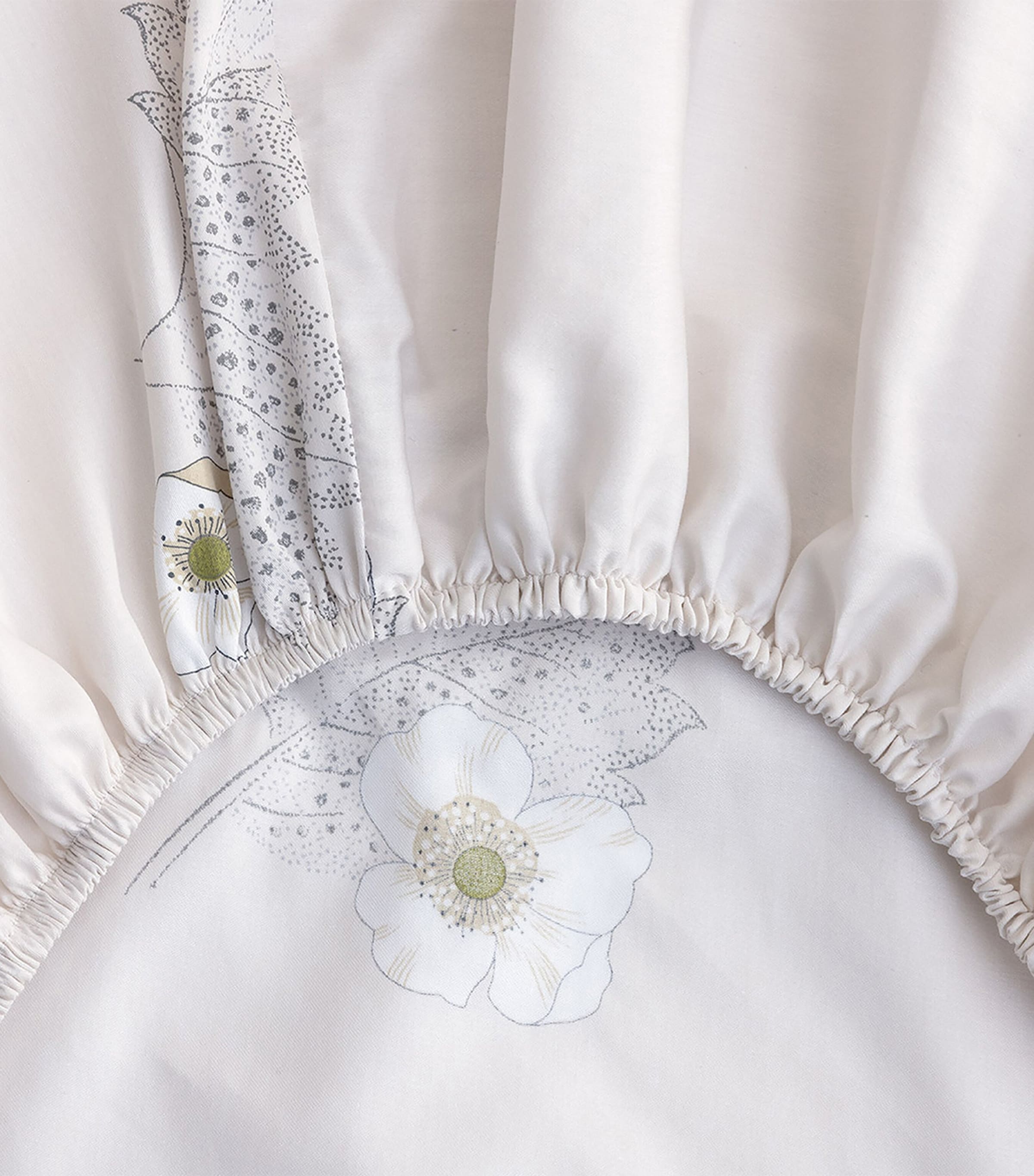 Yves Delorme Corolles Double Fitted Sheet 140cm x 200cm (British brand)