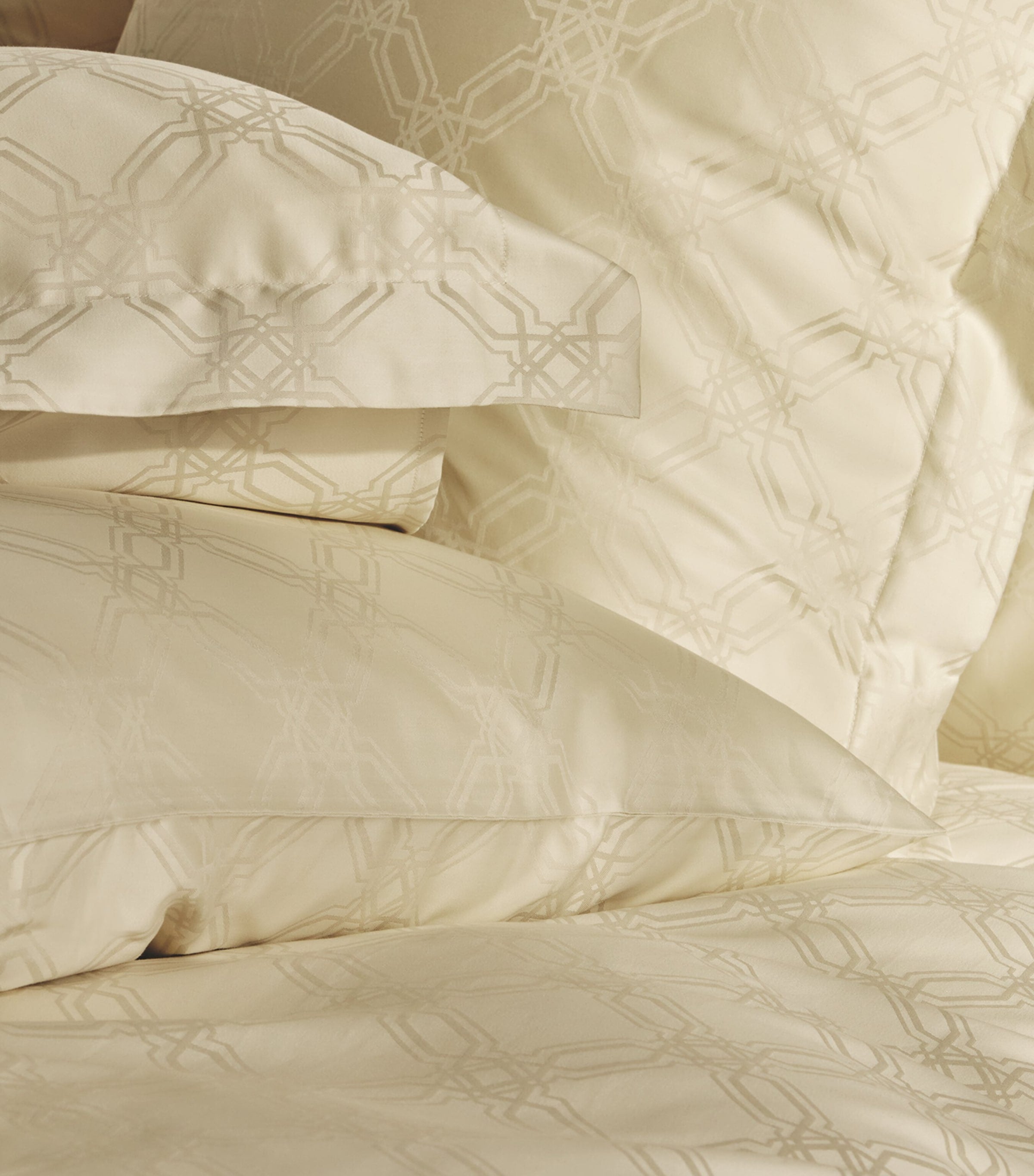 Harrods of London Halsey Super King duvet cover set in Egyptian cotton and silk, Jacquard design, UK version