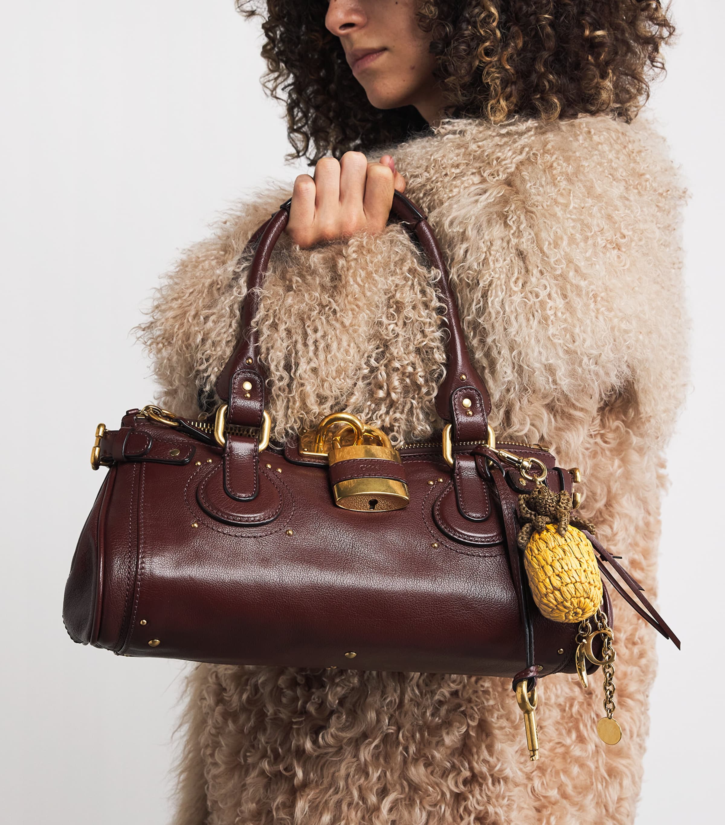 سحر حقيبة الأناناس من Chloé Raffia - منتج بريطاني