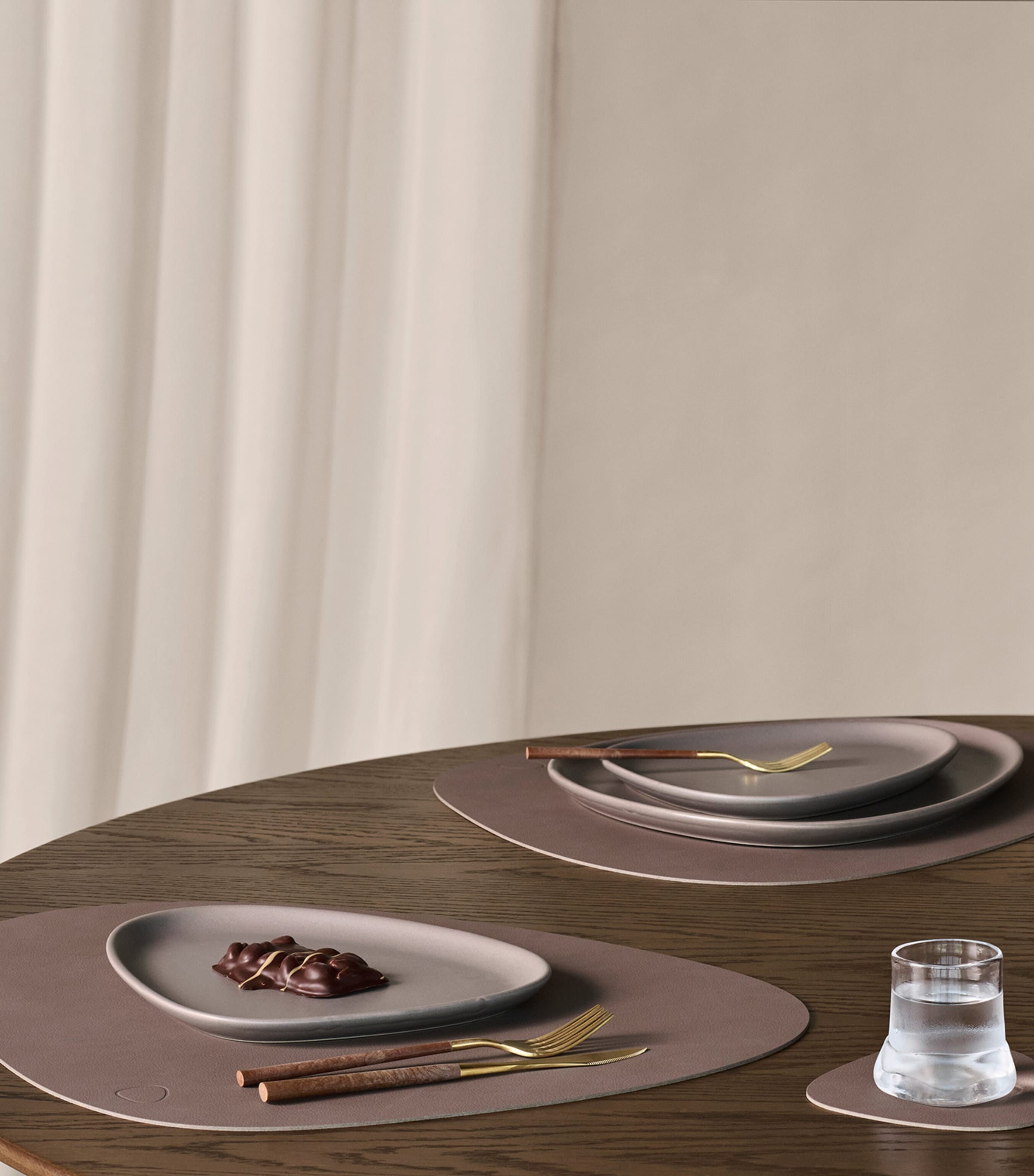 Linddna large curve table mat set of 4 in recycled leather, UK version