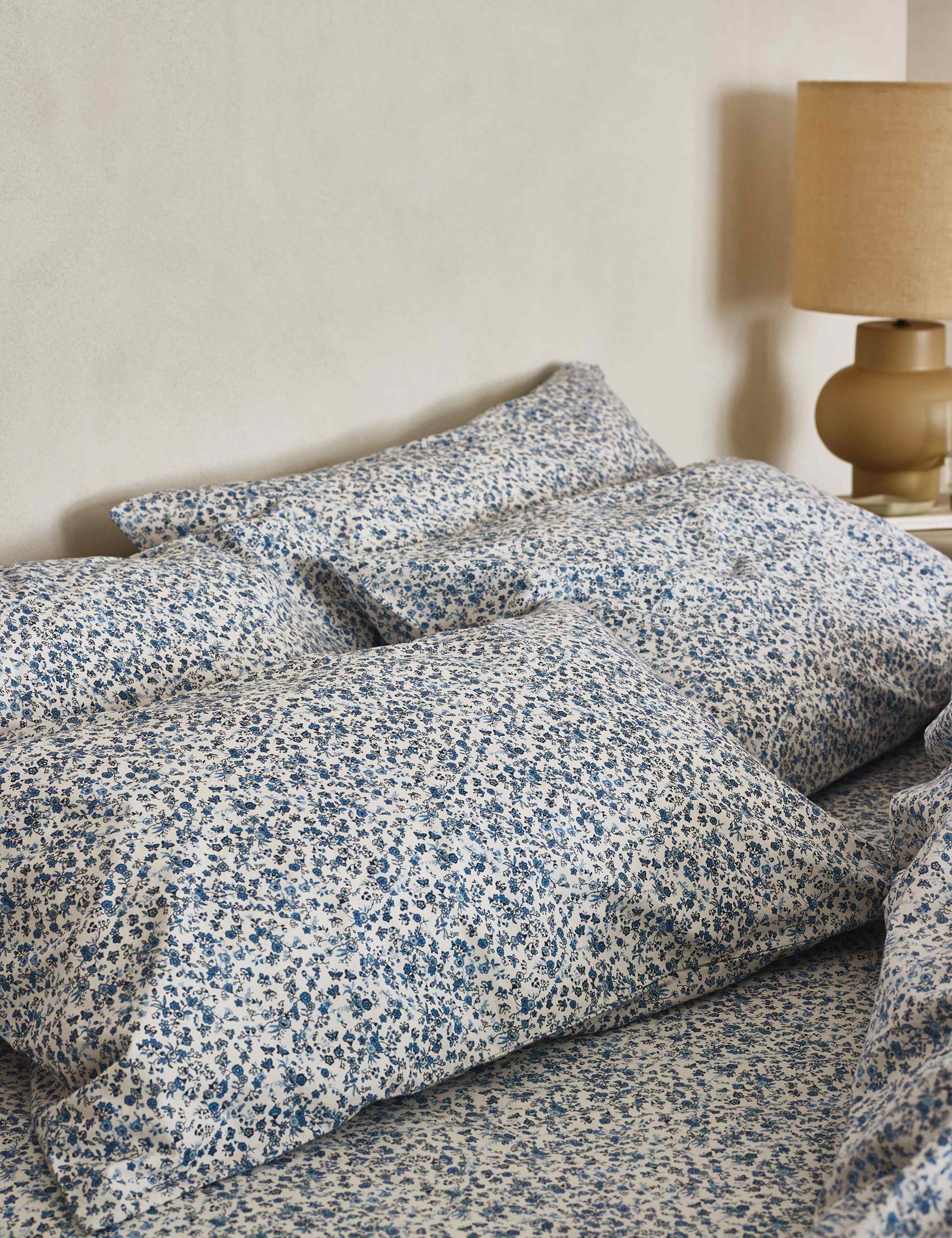 Piglet in Bed 2 pack cotton pillowcases, vintage floral - British product