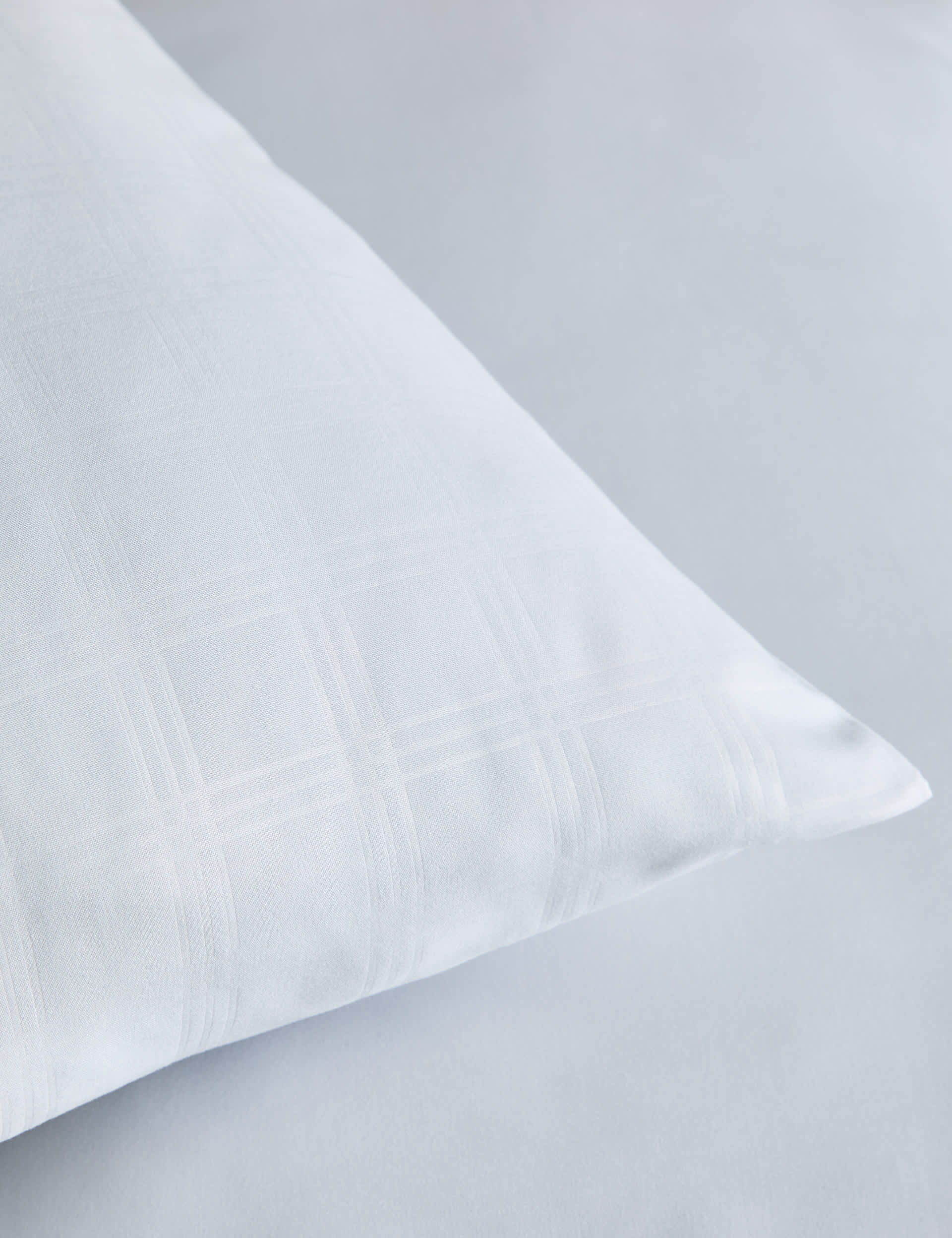 Medium synthetic pillows 2-pack (British brand)