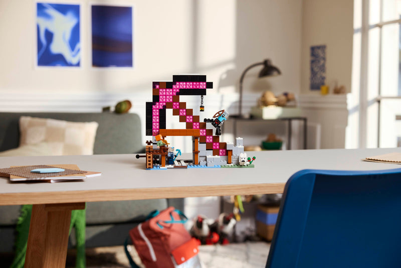 LEGO Minecraft Pickaxe Mine set 530 pieces (British brand)