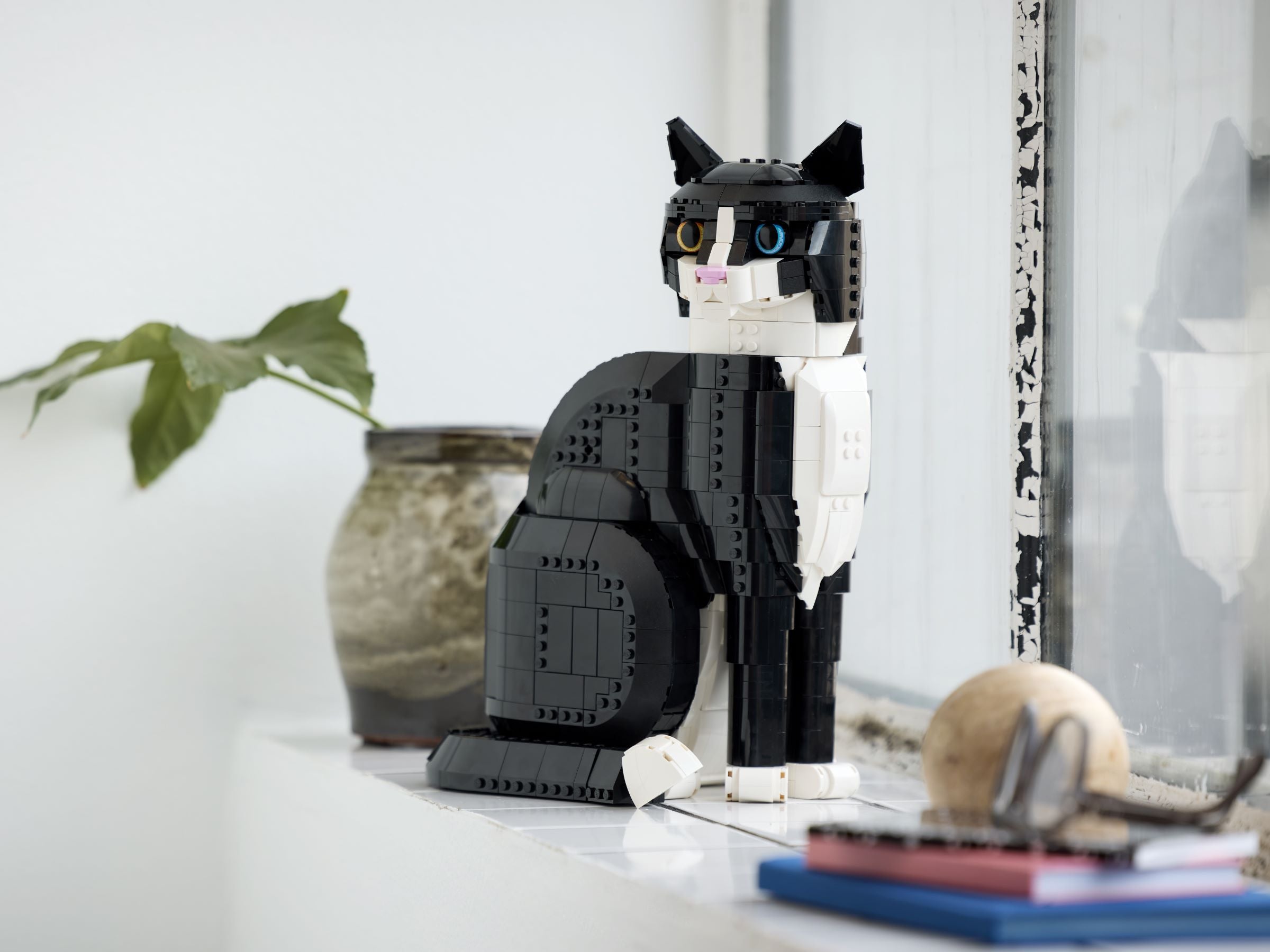 LEGO Ideas Tuxedo Cat building set 1710 pieces (British brand)