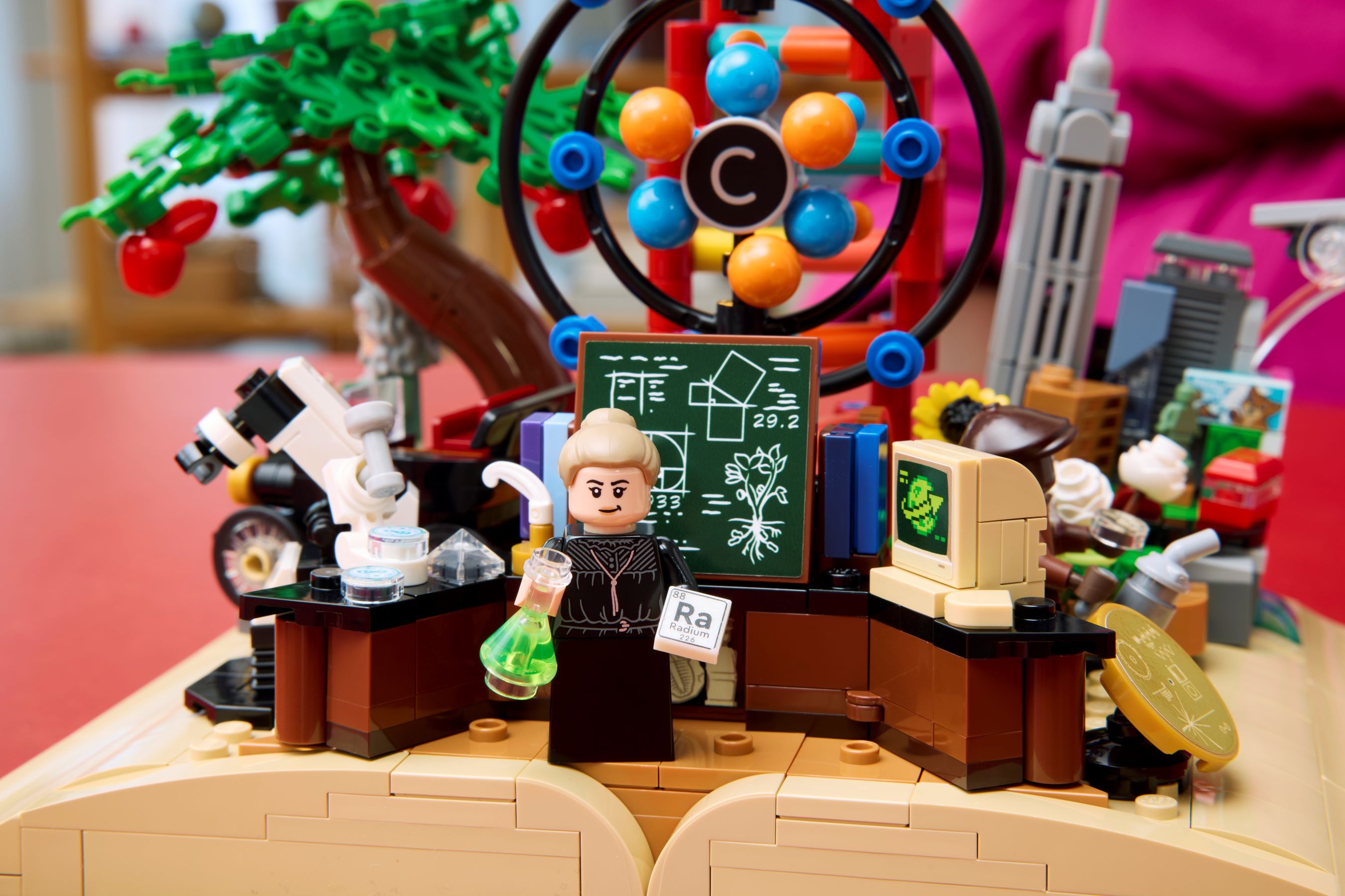 LEGO Ideas Evolution of STEM display model 879 pieces (British brand)