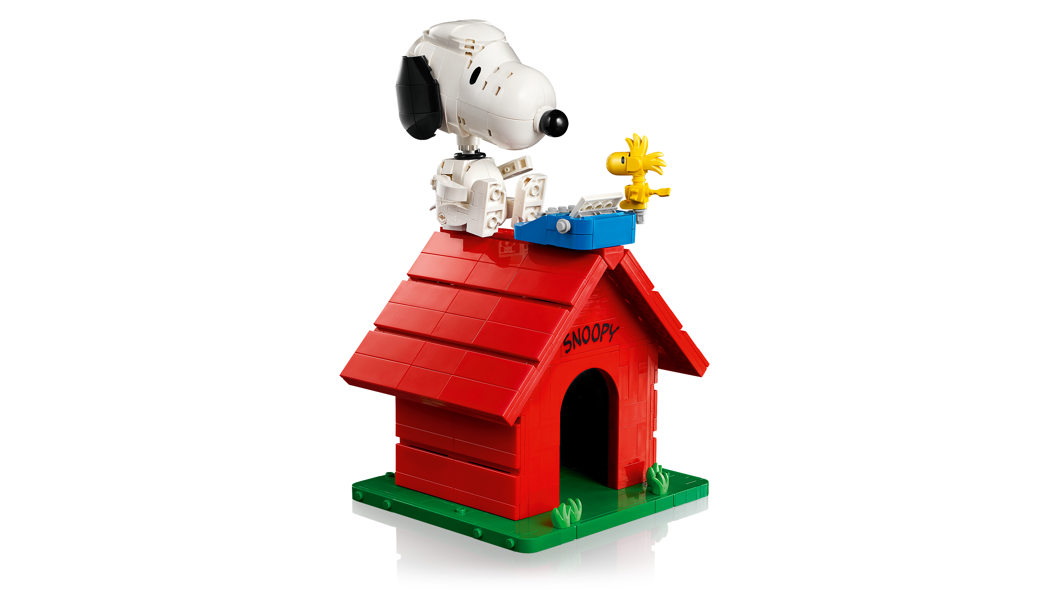 LEGO building set Snoopy's Doghouse 964 pieces, imported from the UK