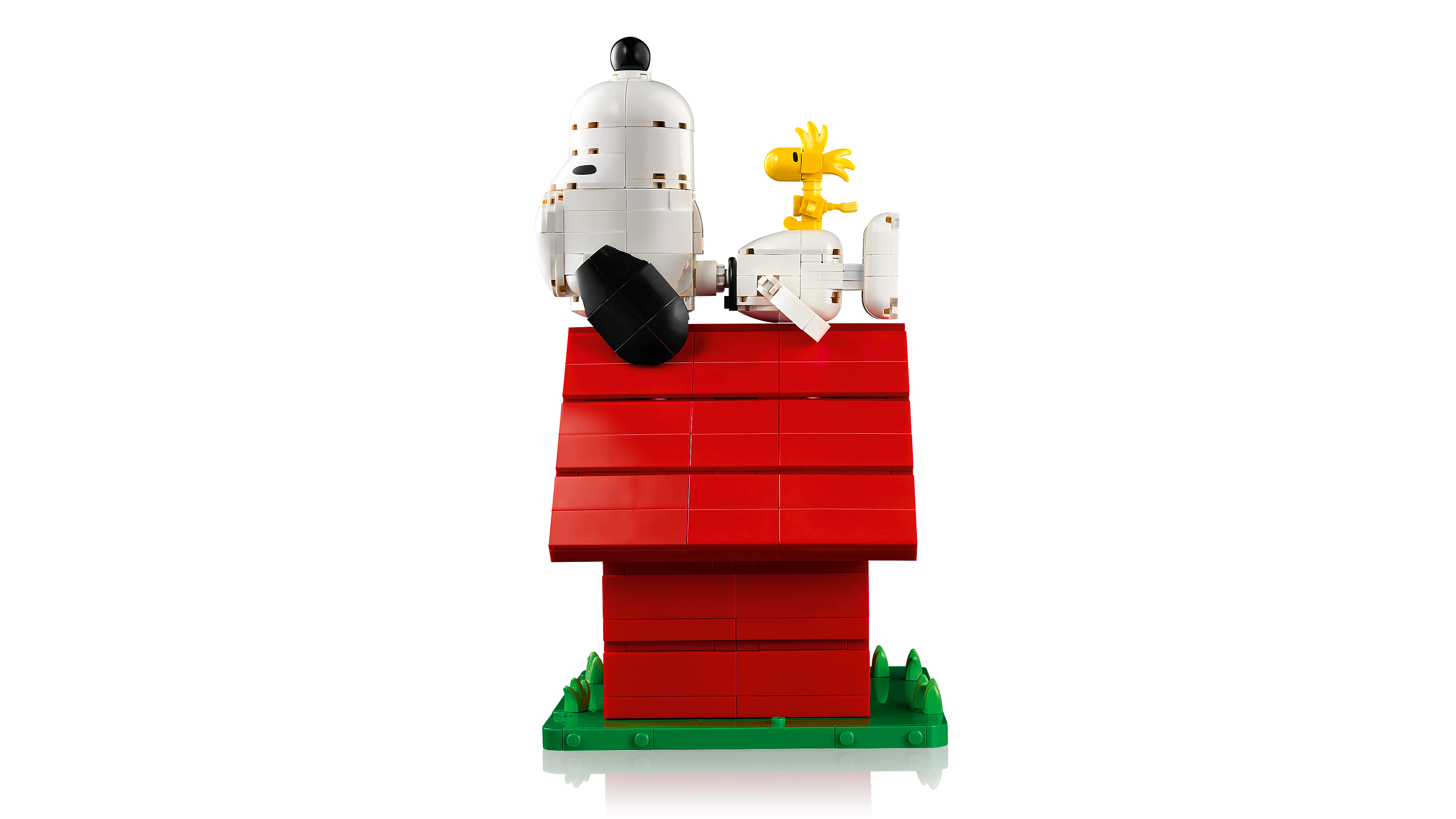 LEGO building set Snoopy's Doghouse 964 pieces, imported from the UK