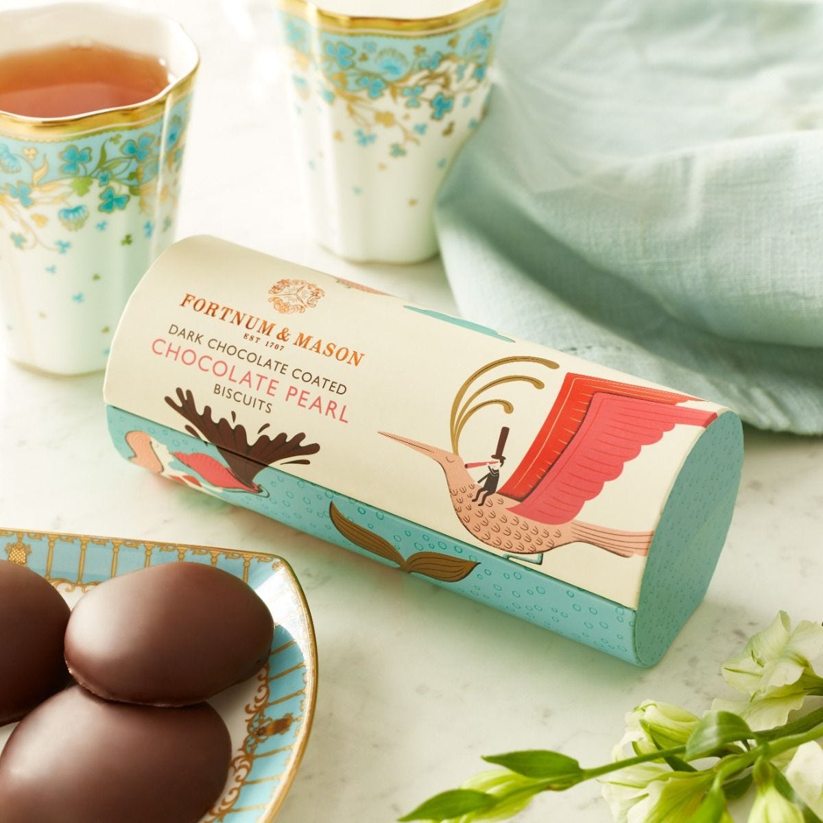 Dark chocolate coated biscuit with chocolate pearls 190g - British product