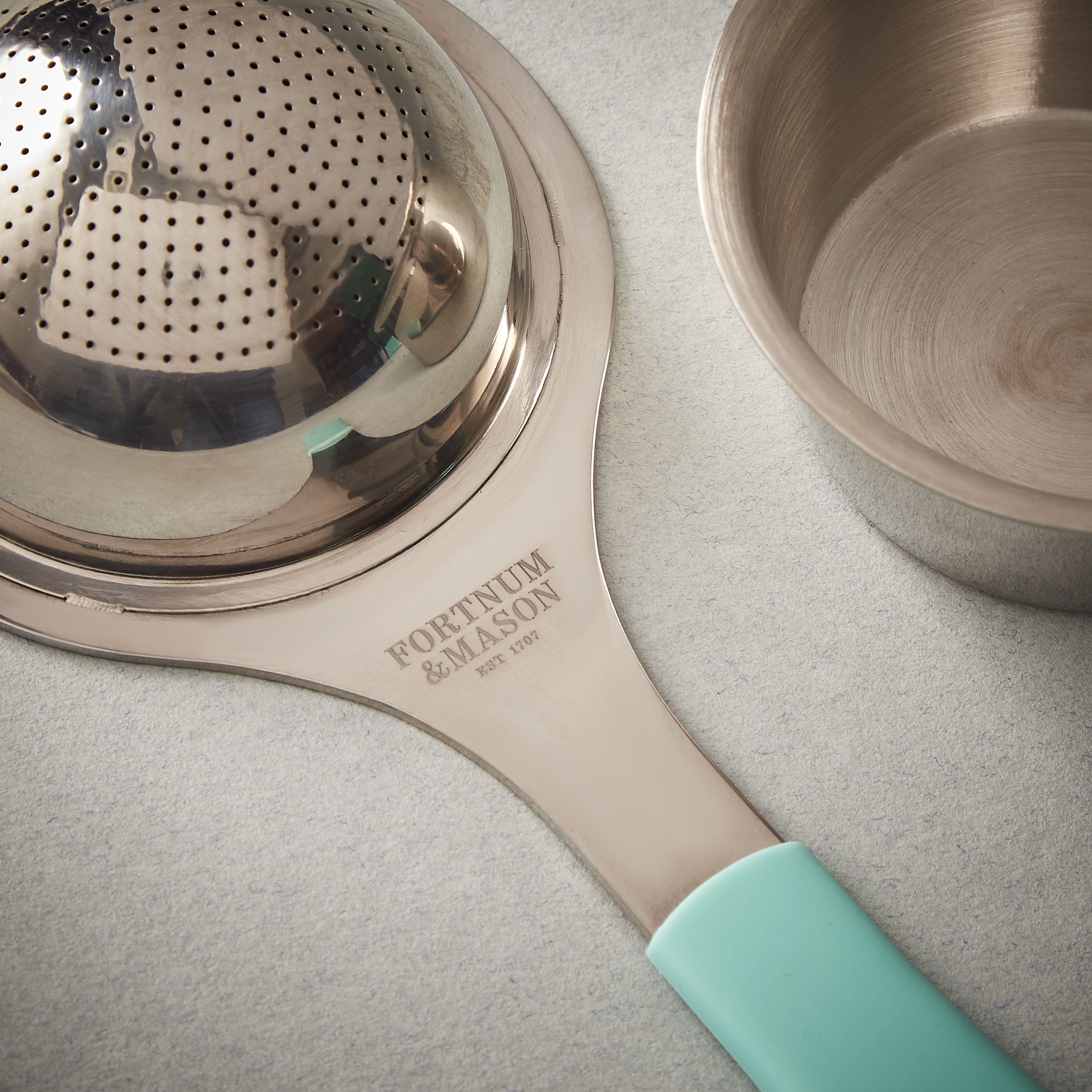 Fortnum's traditional tea strainer with silicone handle - British product