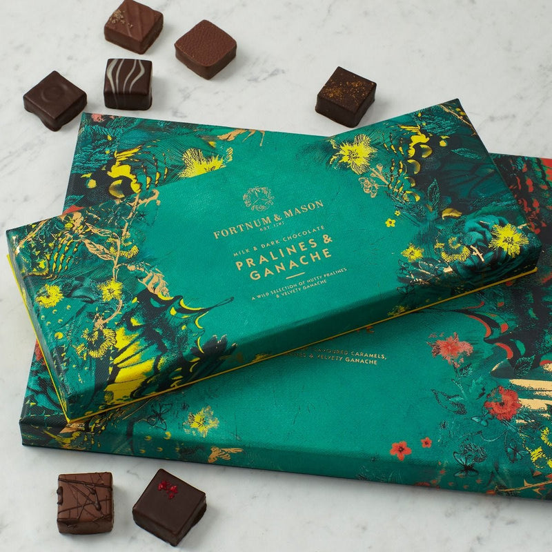 Assorted chocolate pralines and ganache selection box 240g - British product